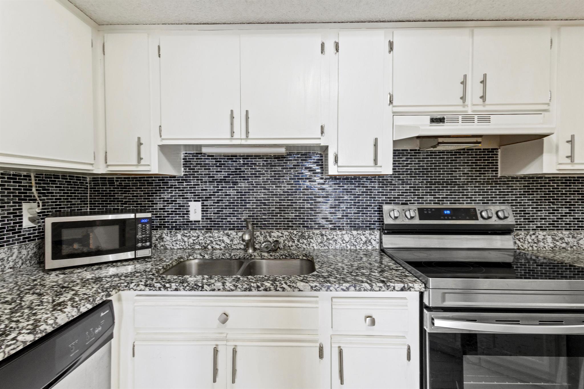 MIDPORT PLACE I CONDOMINI - Residential Lease