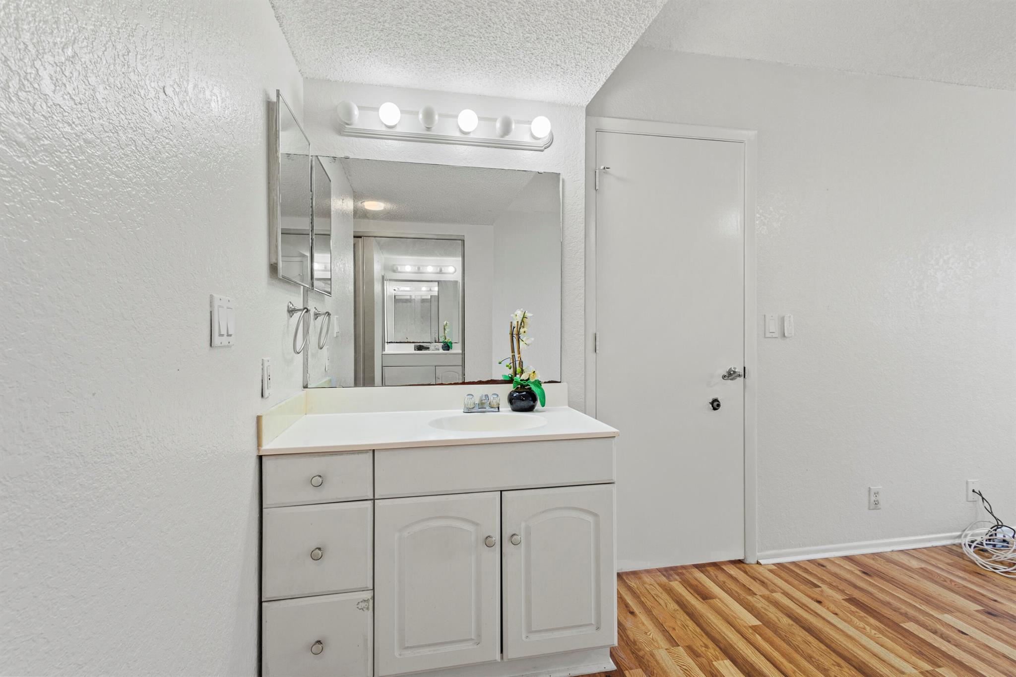 MIDPORT PLACE I CONDOMINI - Residential Lease