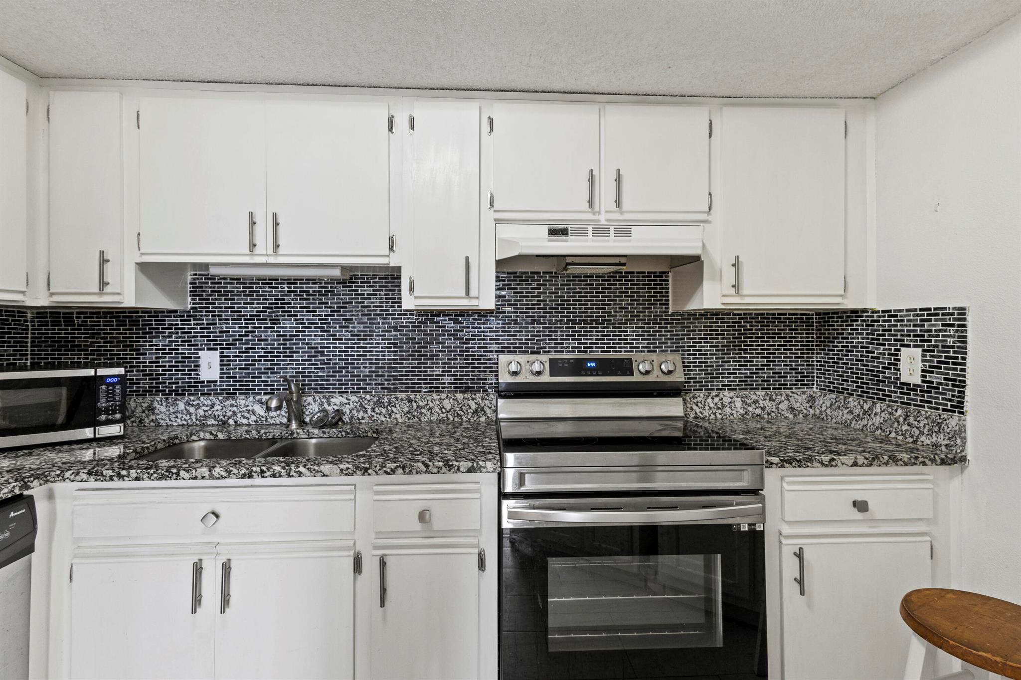 MIDPORT PLACE I CONDOMINI - Residential Lease