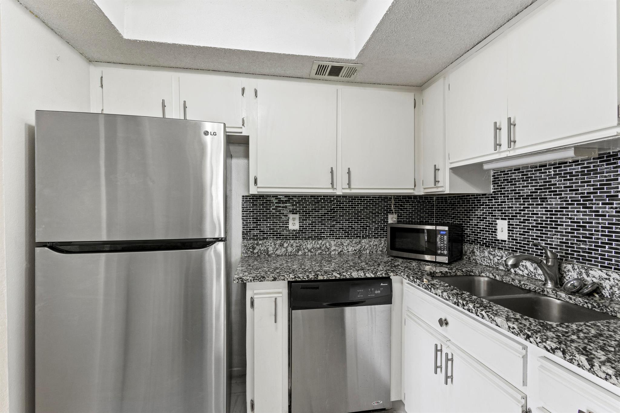 MIDPORT PLACE I CONDOMINI - Residential Lease