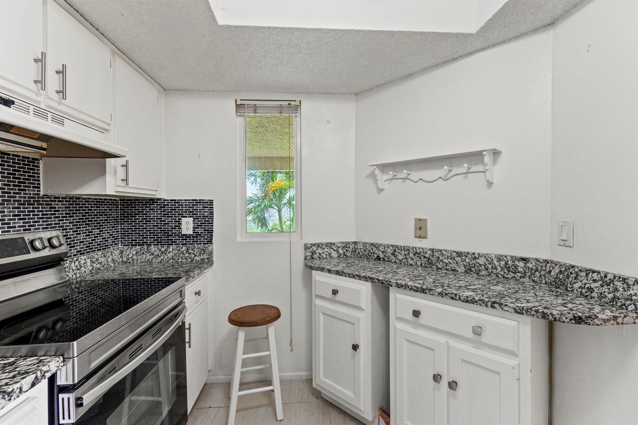 MIDPORT PLACE I CONDOMINI - Residential Lease