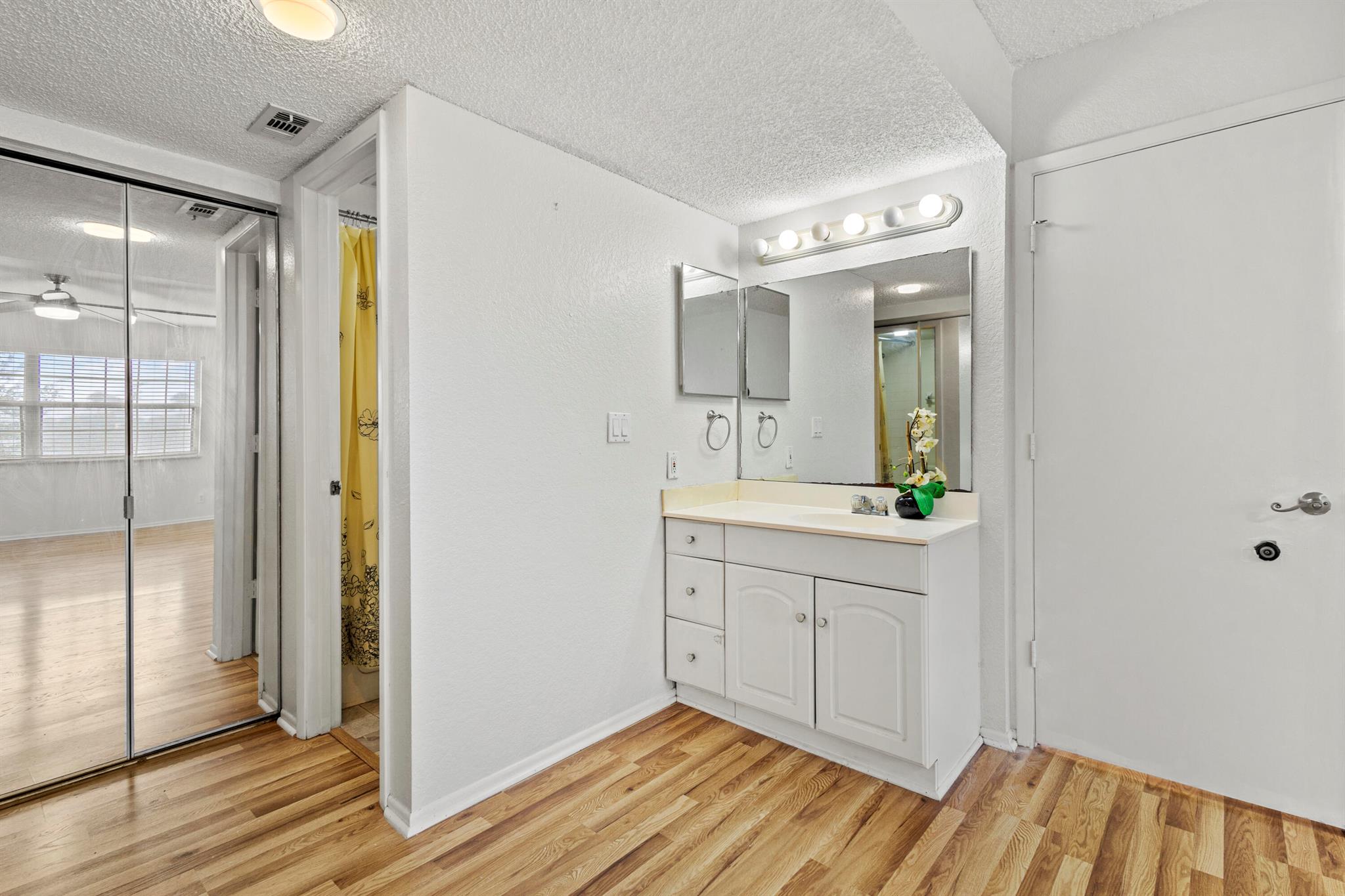 MIDPORT PLACE I CONDOMINI - Residential Lease