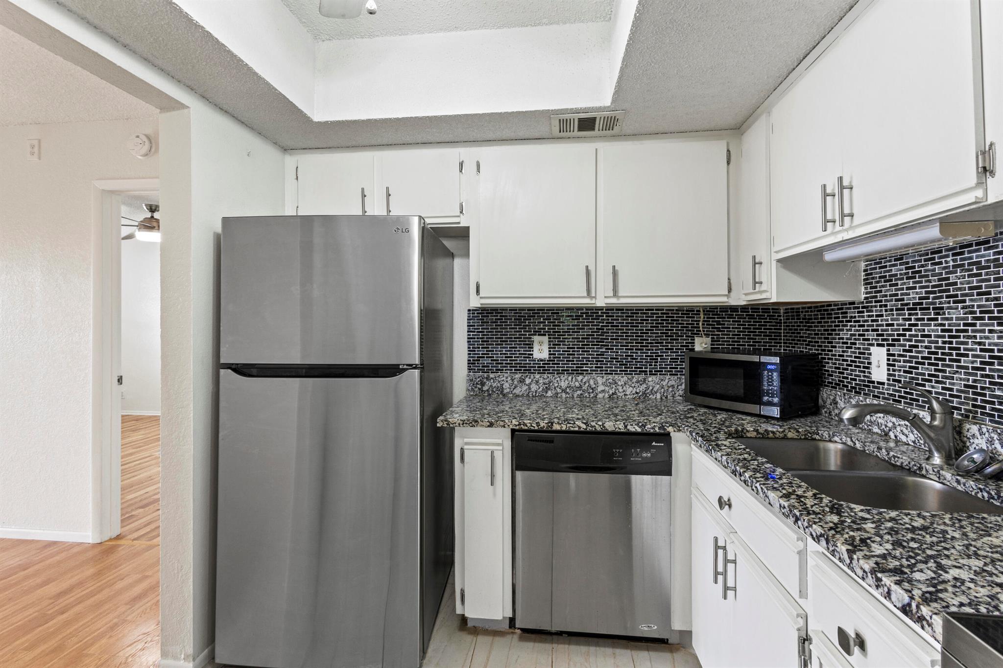 MIDPORT PLACE I CONDOMINI - Residential Lease
