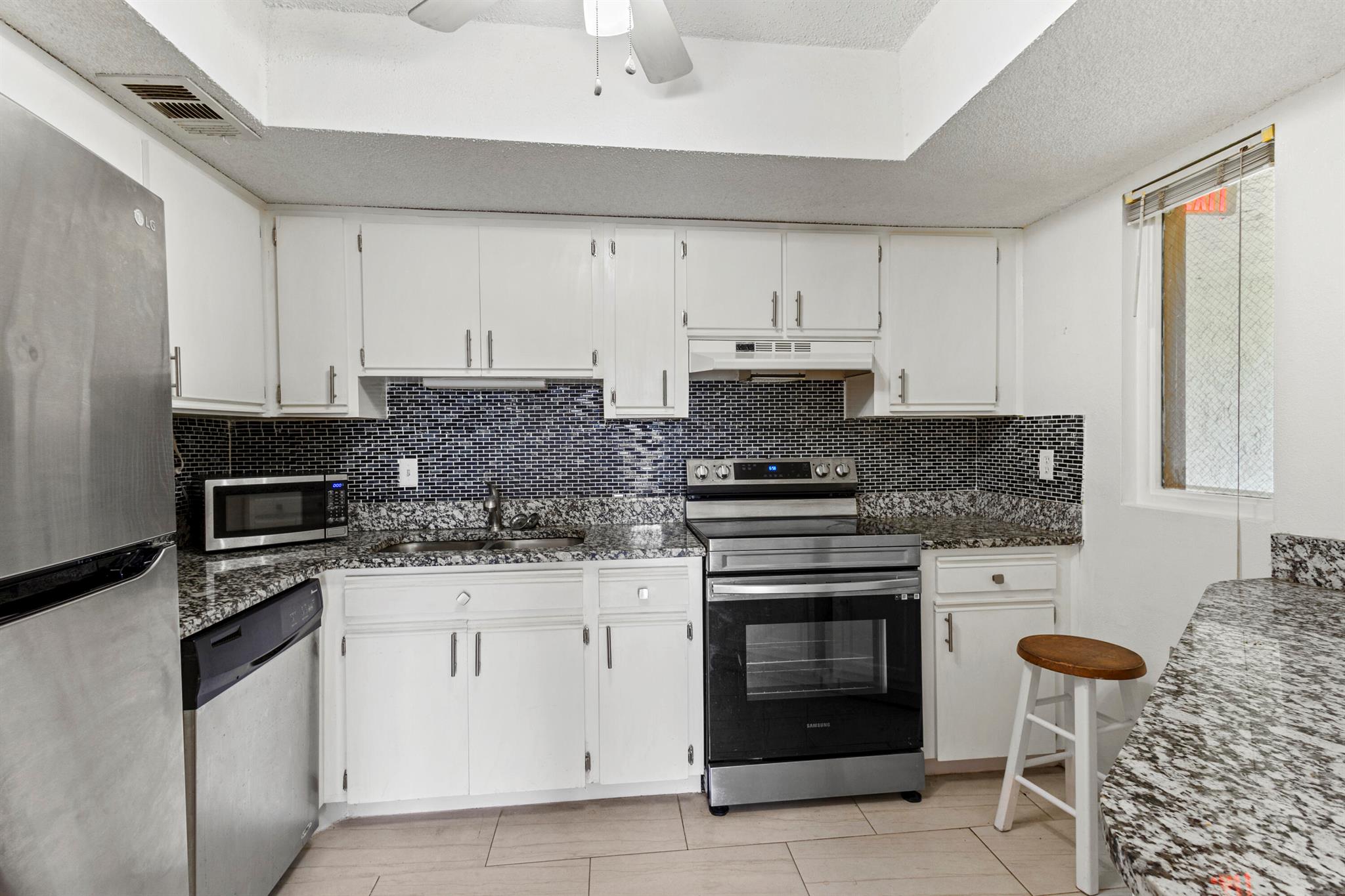 MIDPORT PLACE I CONDOMINI - Residential Lease
