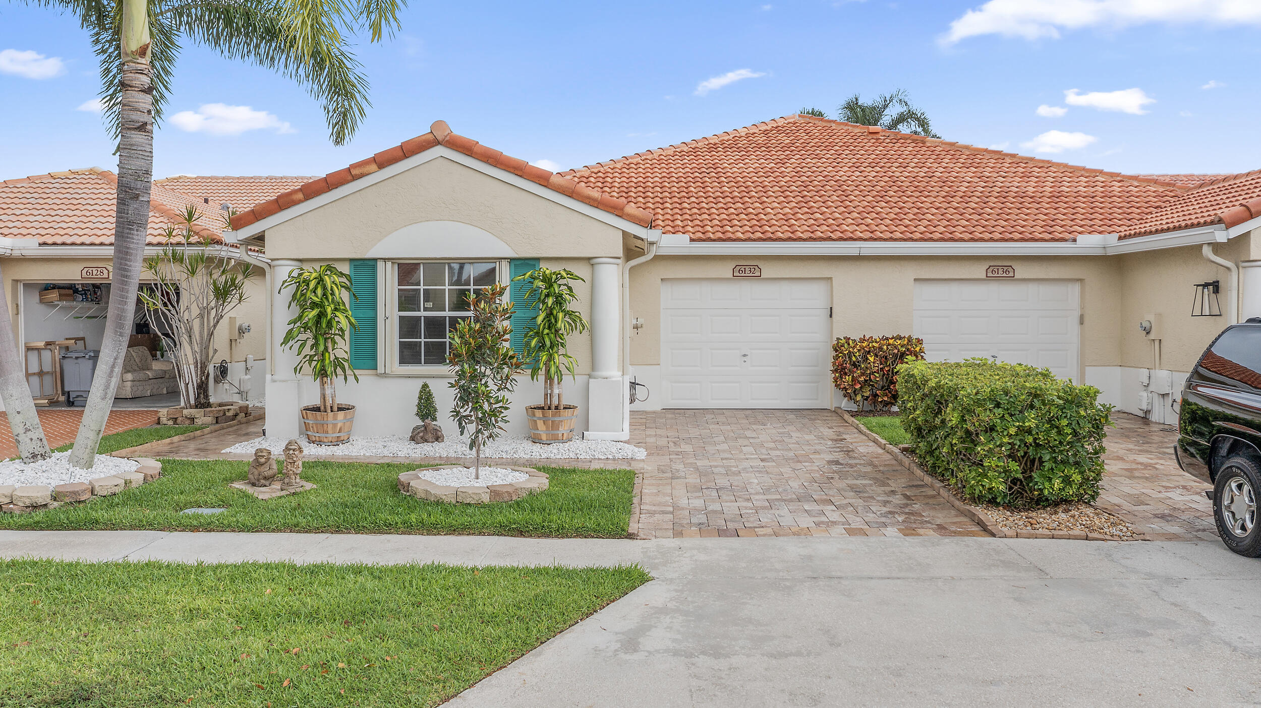 6132 Floral Lakes Drive
