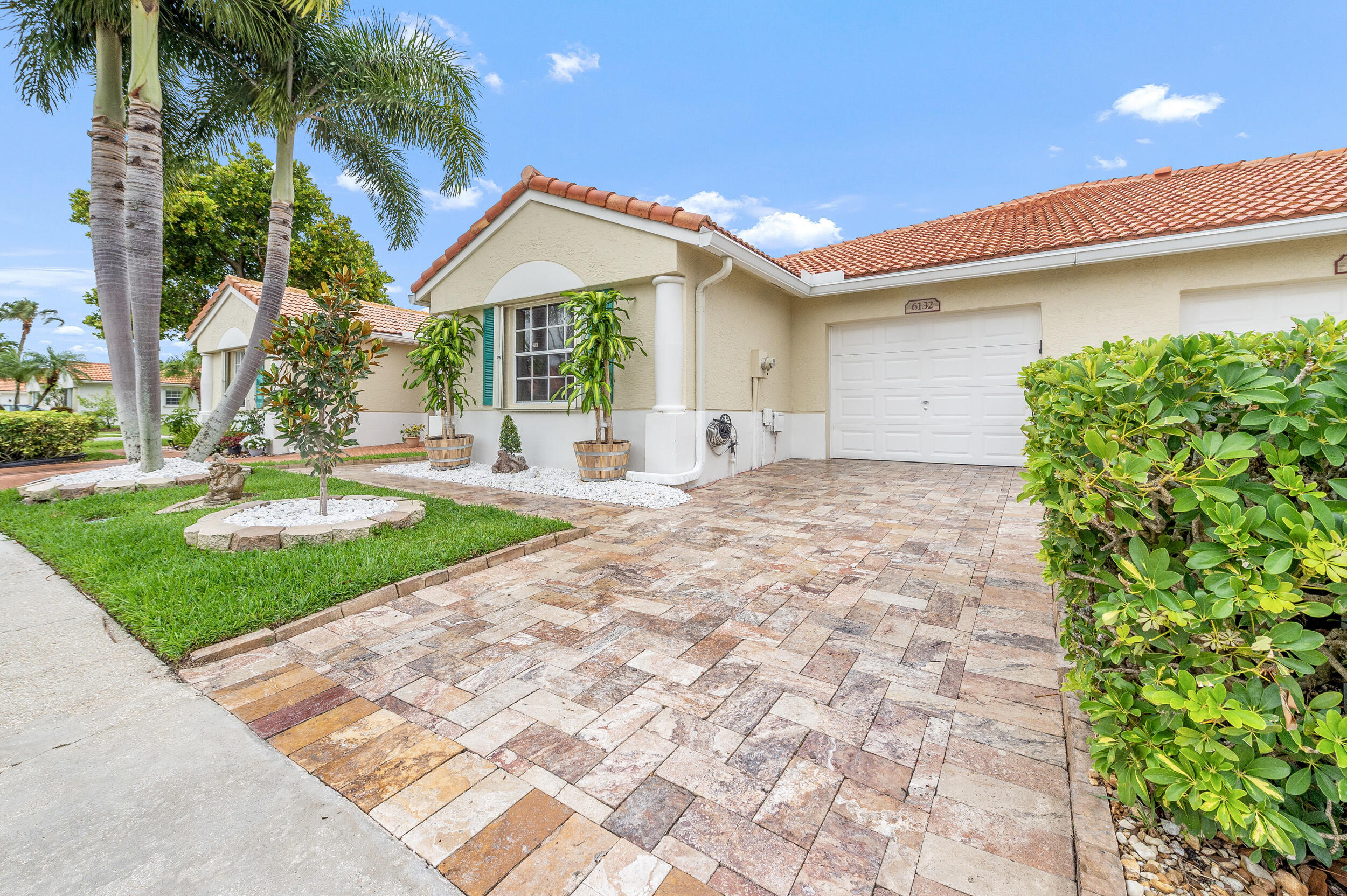 6132 Floral Lakes Drive