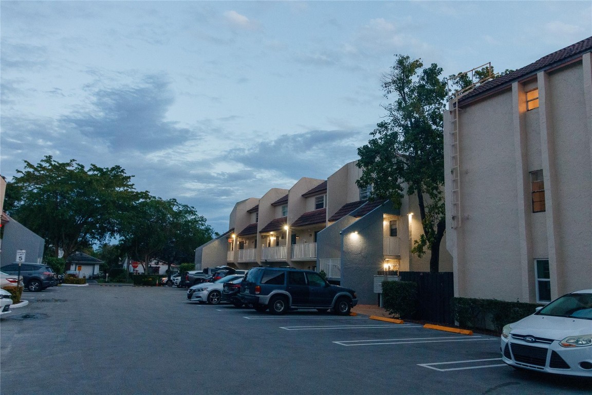CORAL SPRINGS ESTATE TOWN - Residential