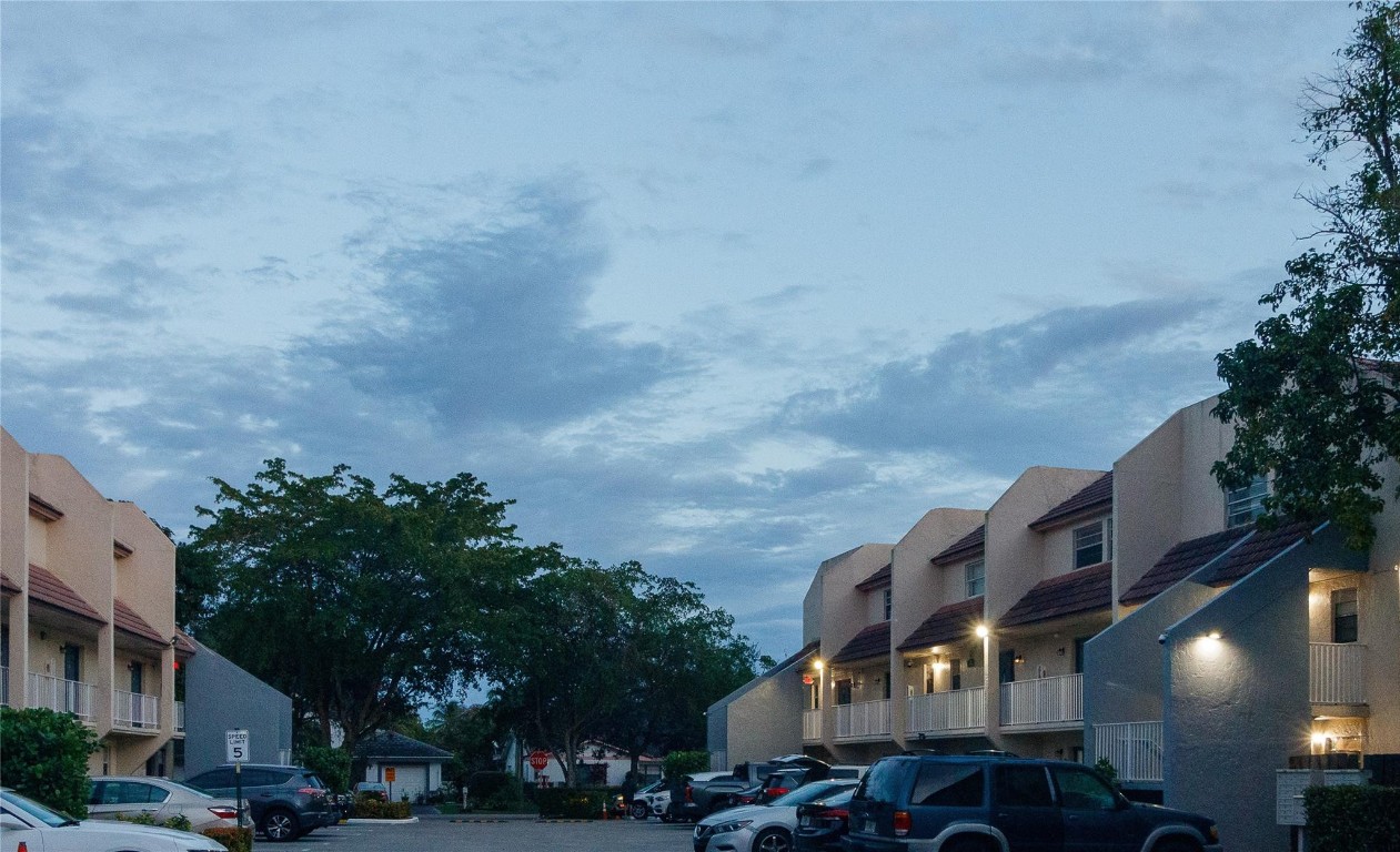 CORAL SPRINGS ESTATE TOWN - Residential