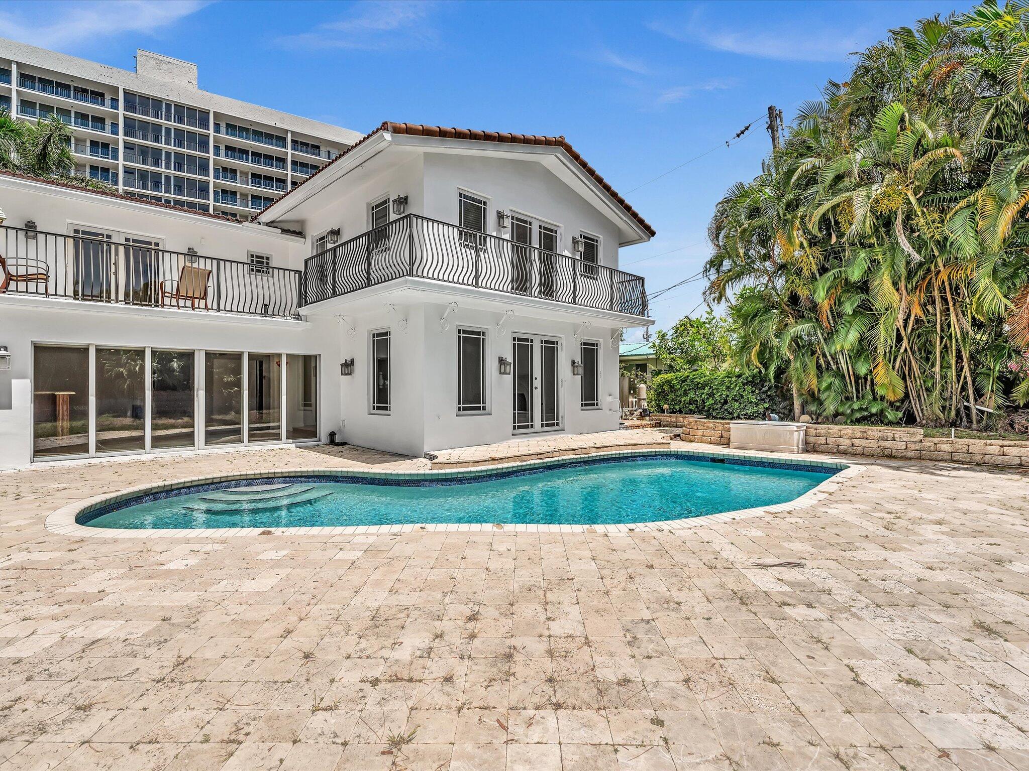 518 N Riverside Drive
