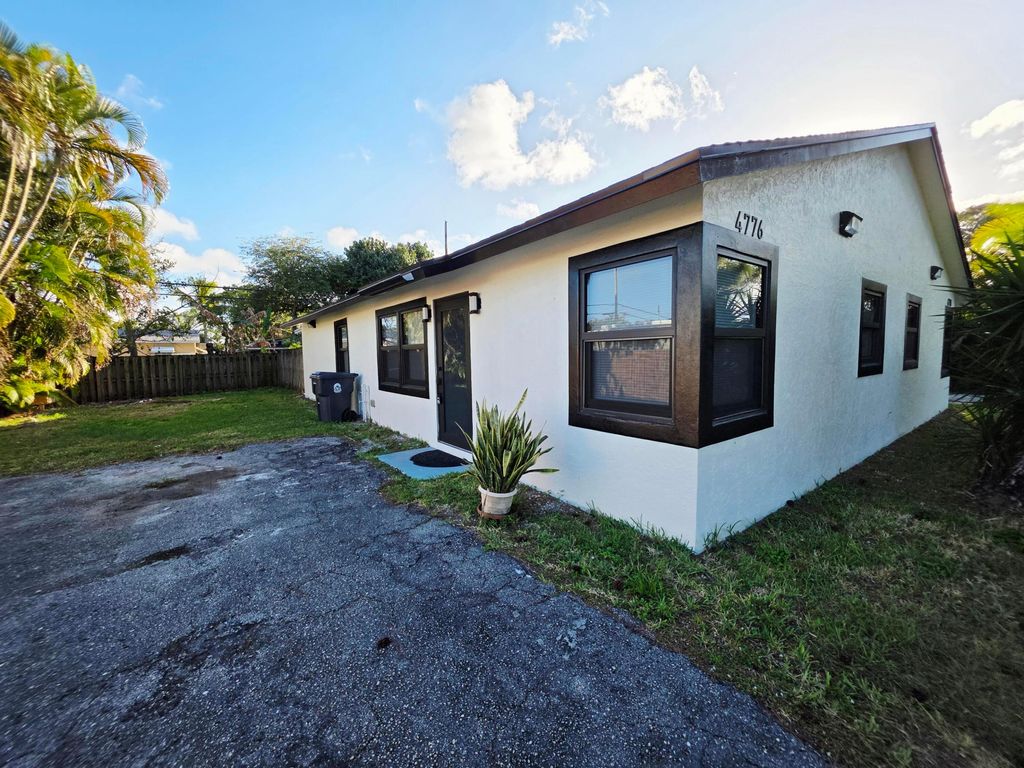 Photo of 4776 Carver Street, FL 33463 (MLS # B26000315)