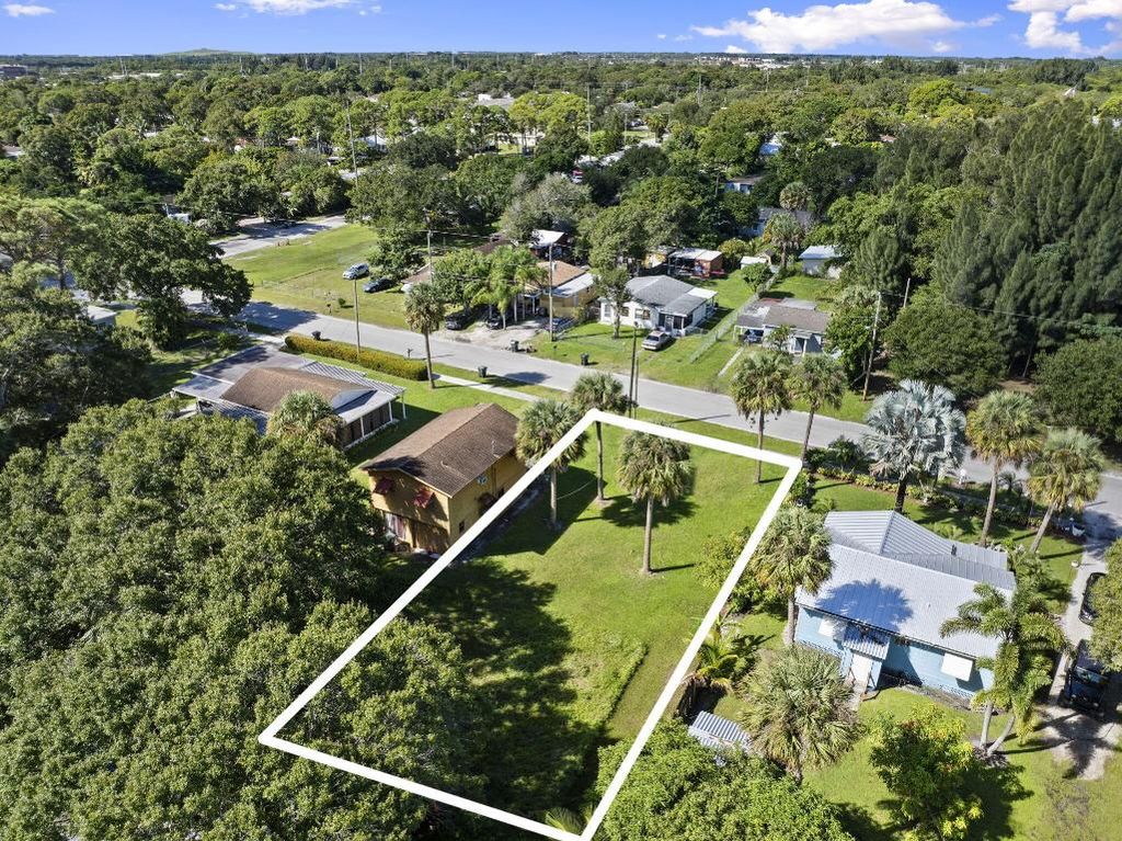 Photo of 1814 S 29th Street, Fort Pierce, FL 34947 (MLS # R11133838)