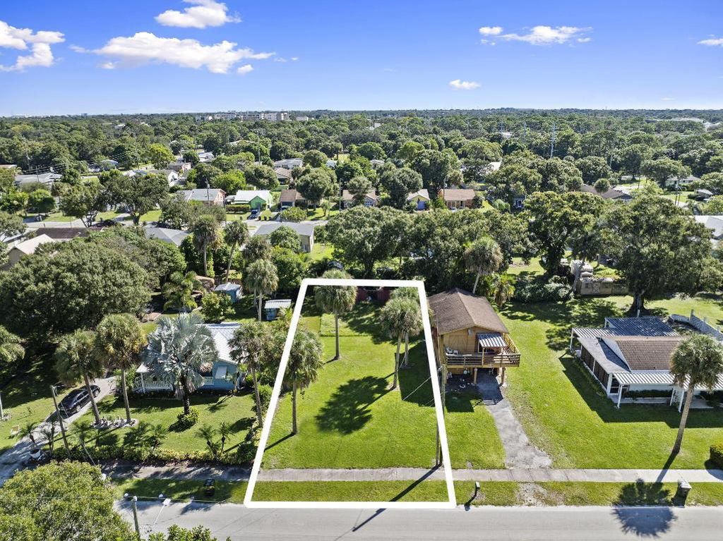 Photo of 1814 S 29th Street, Fort Pierce, FL 34947 (MLS # R11133838)