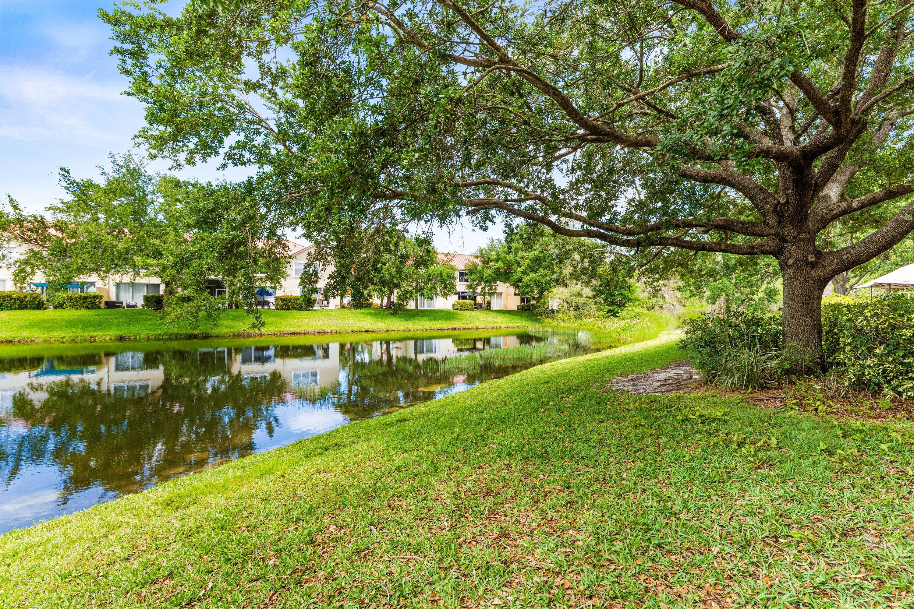 PINEWOOD LAKE - Residential