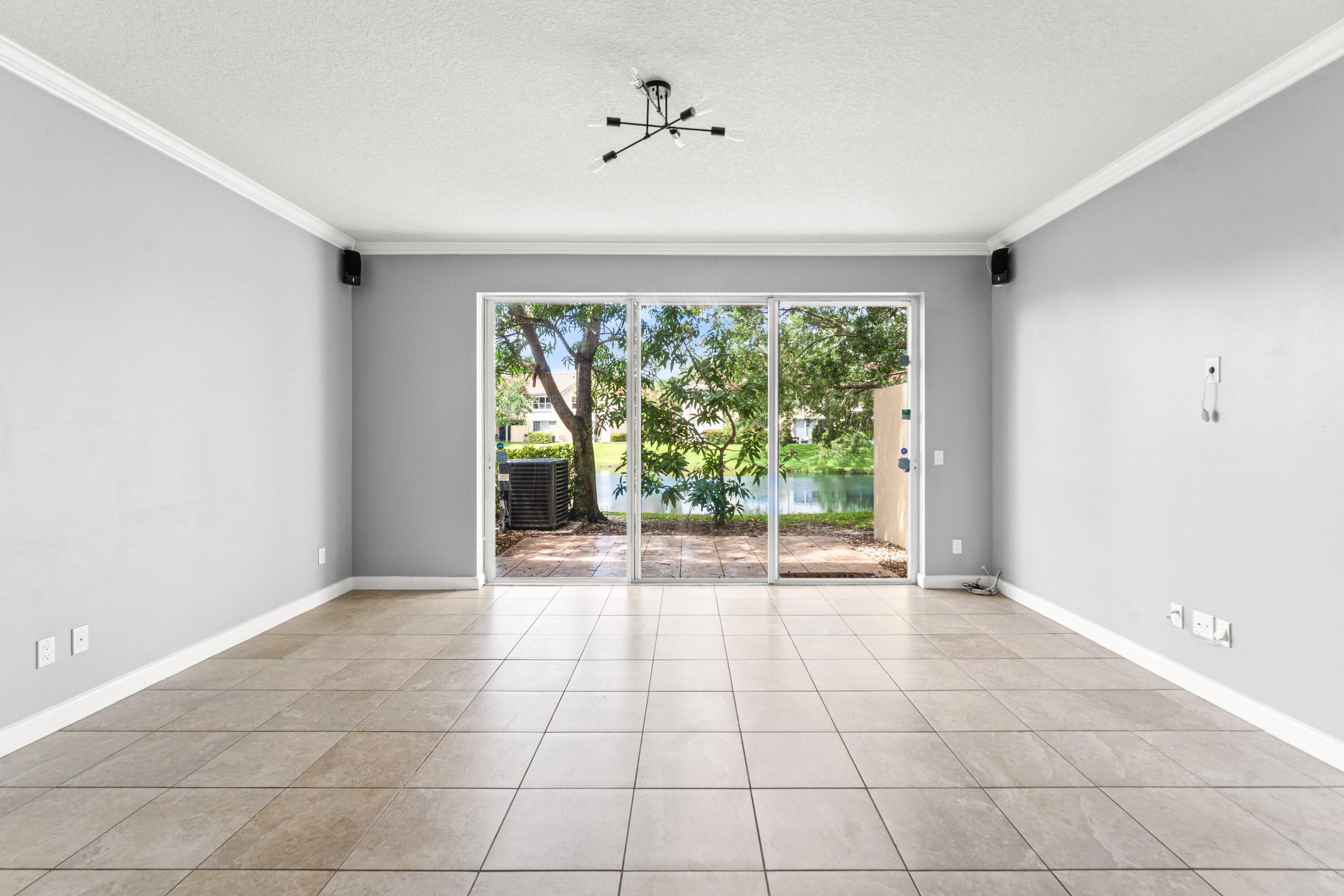 PINEWOOD LAKE - Residential