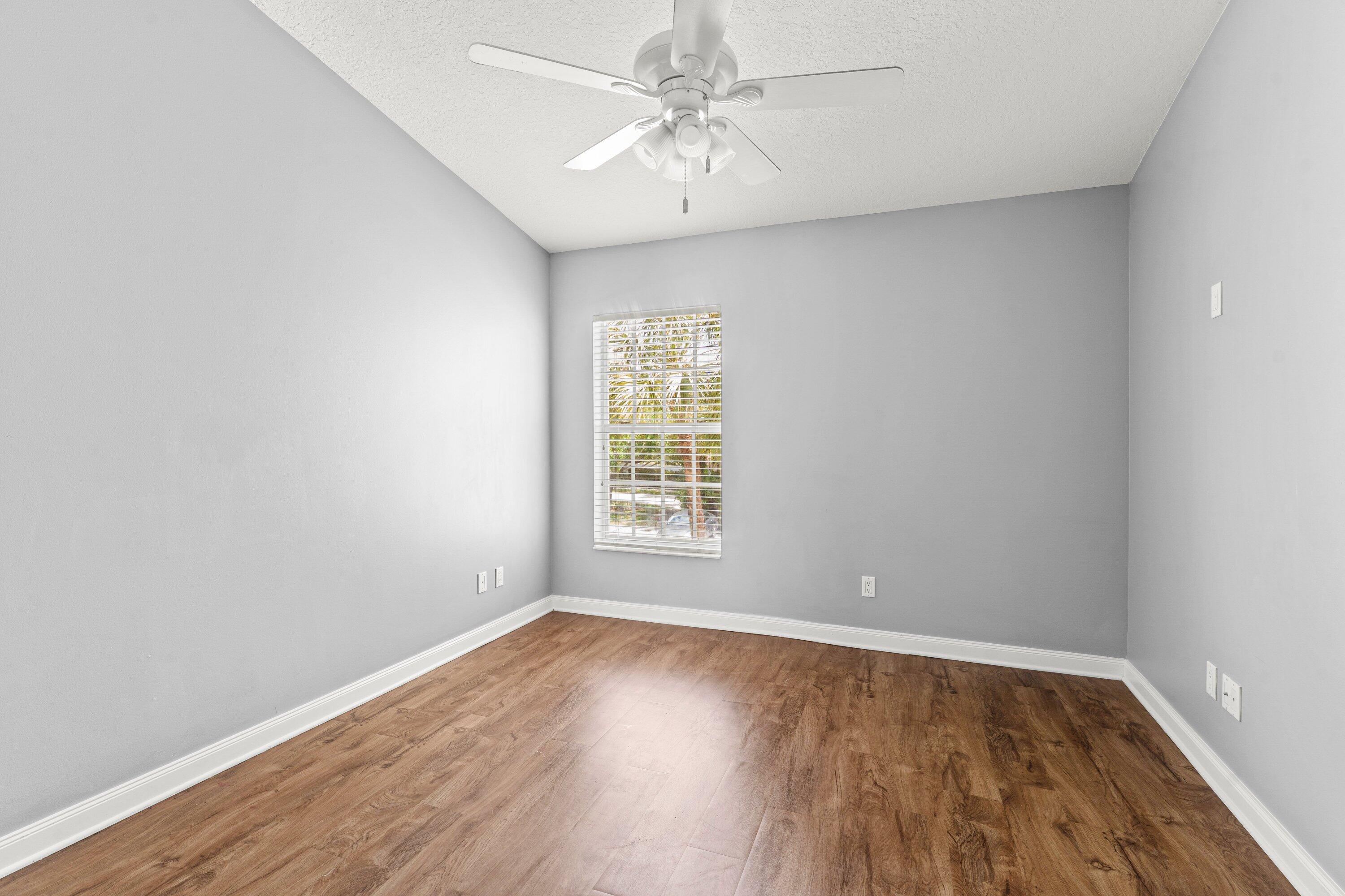 PINEWOOD LAKE - Residential