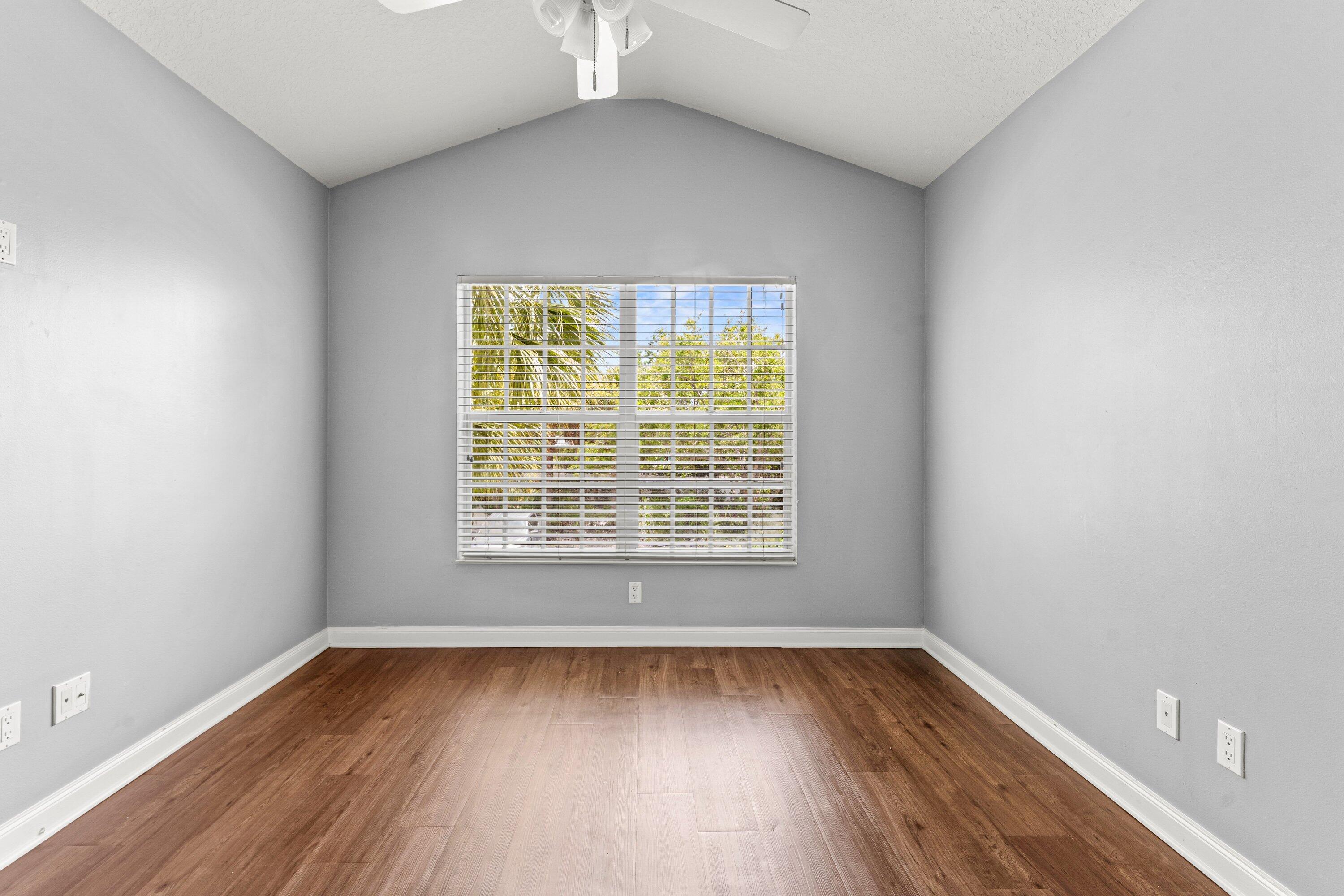 PINEWOOD LAKE - Residential