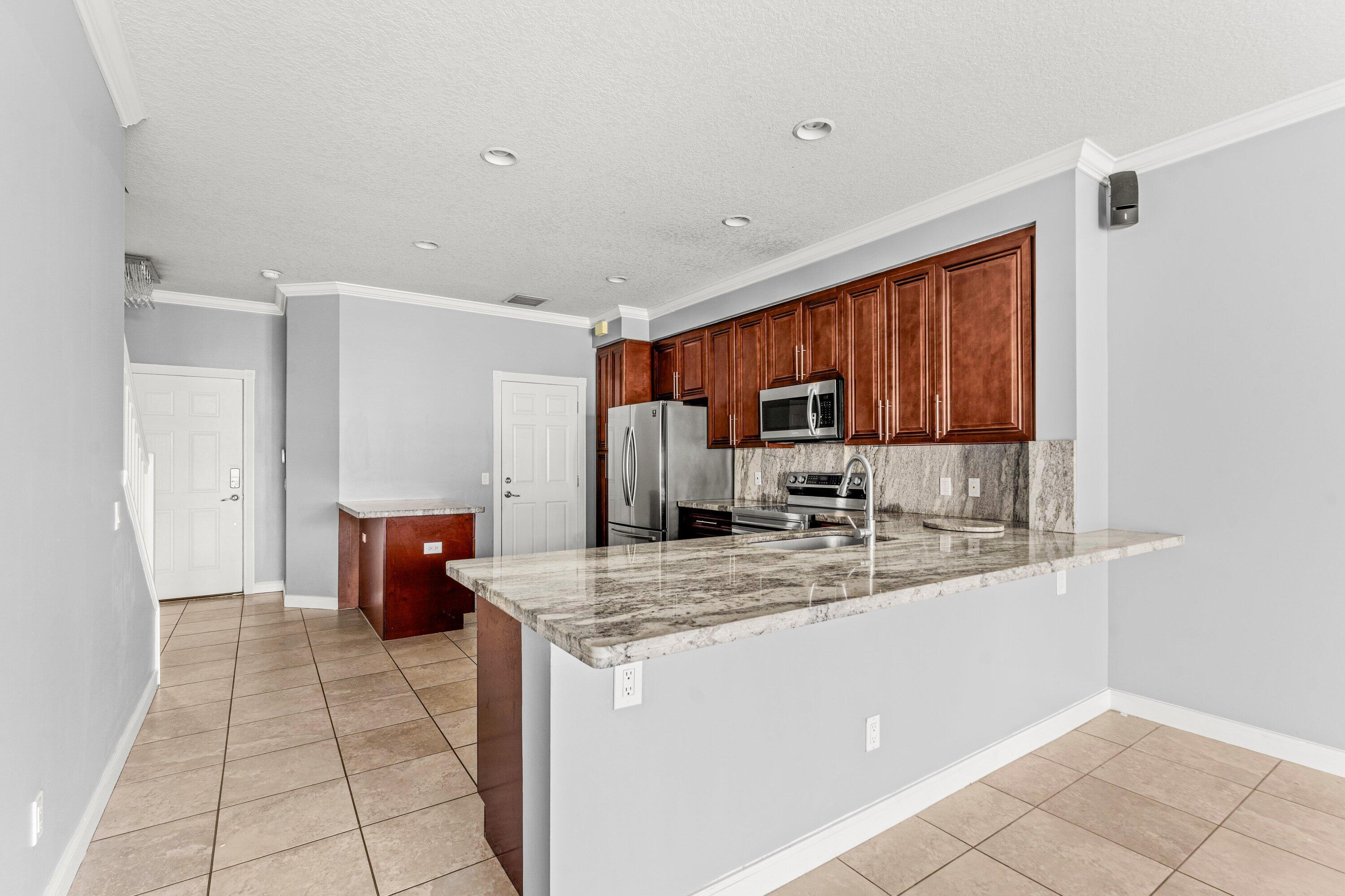 PINEWOOD LAKE - Residential