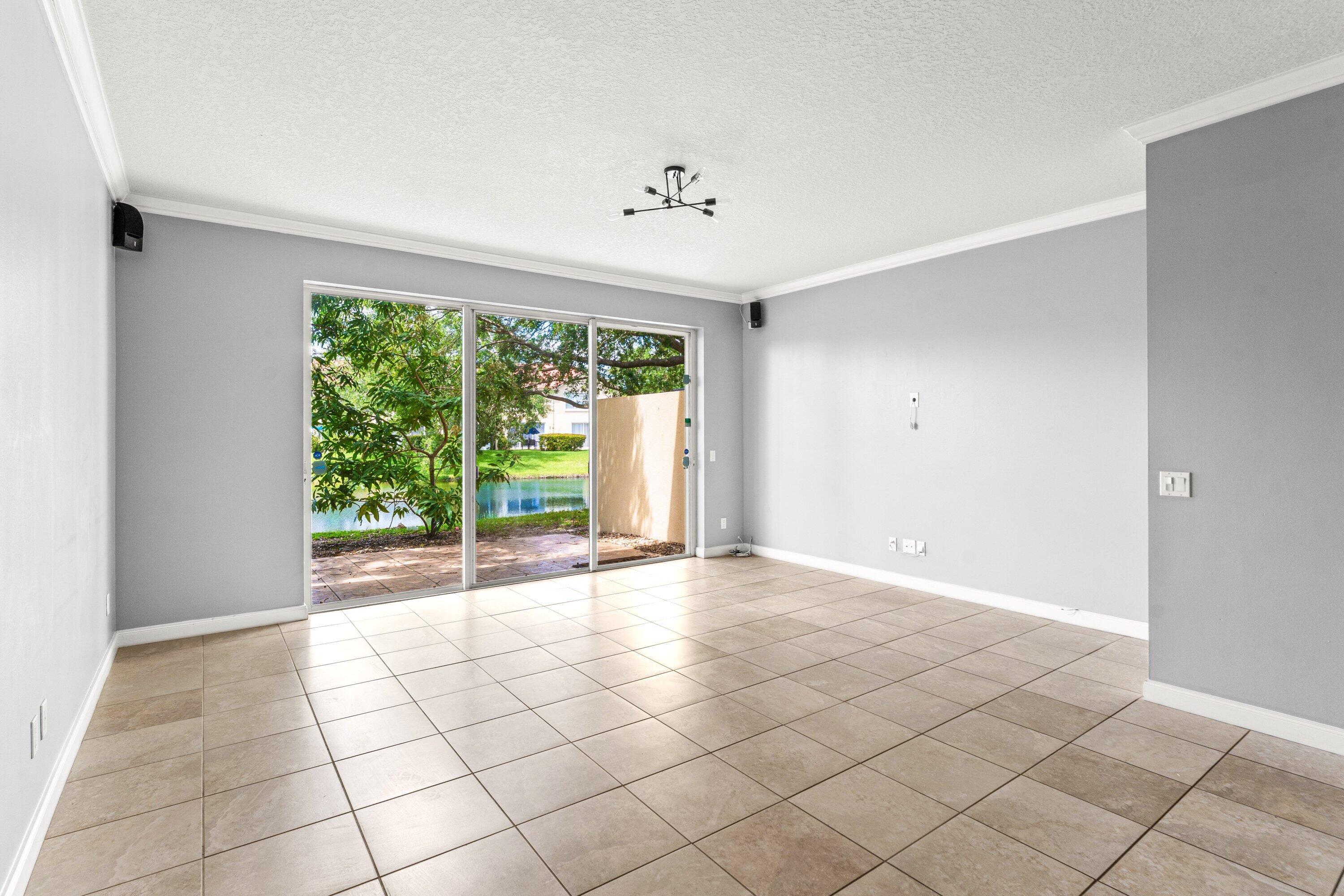 PINEWOOD LAKE - Residential