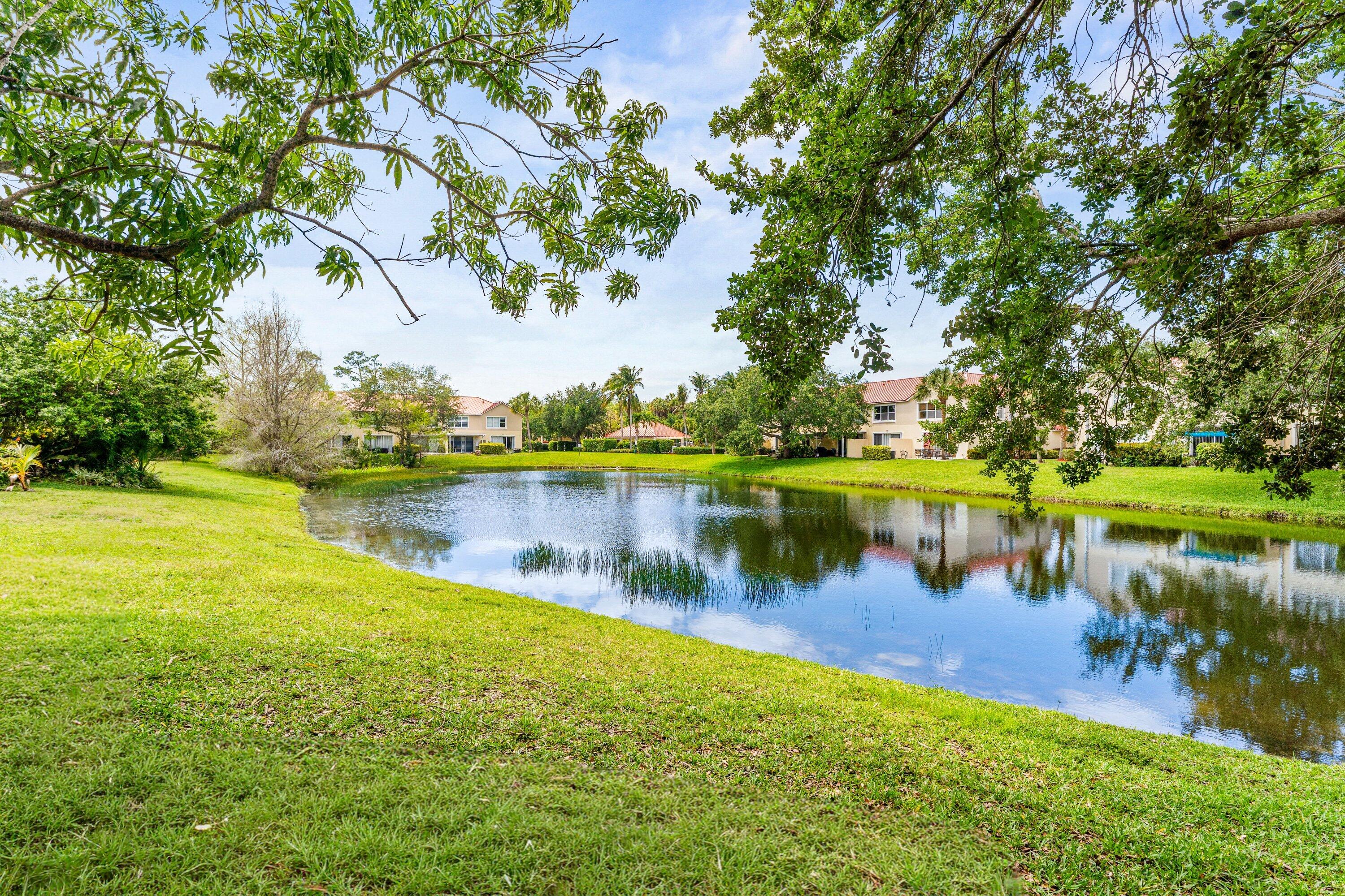 PINEWOOD LAKE - Residential