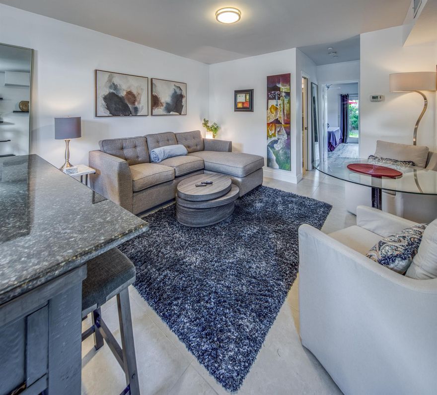 Beautiful and super private Lux 1/1, private tropical yard, turnkey, full range, ref, micro, W/D, Central A/C, east of Federal, central to everything