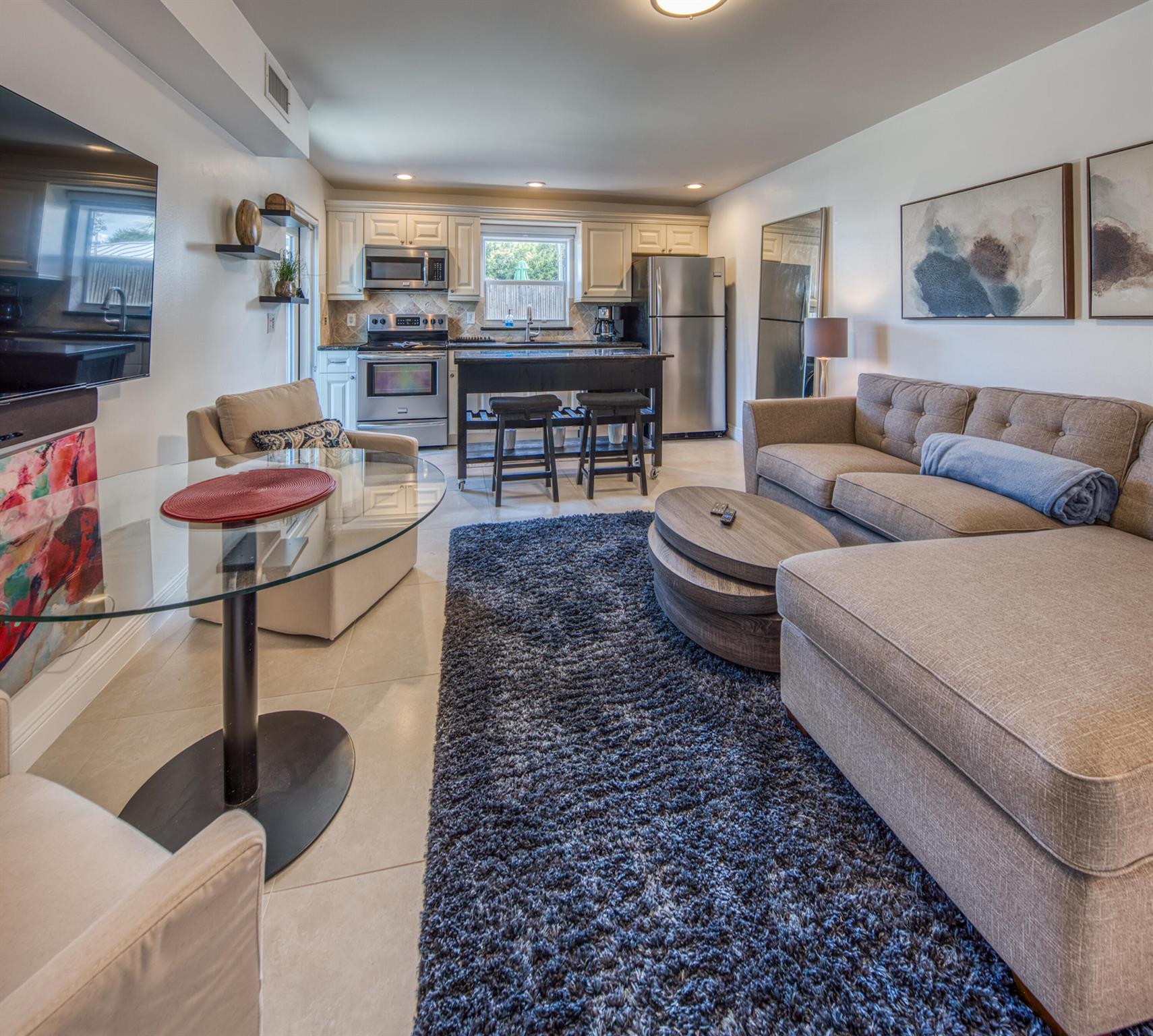 Beautiful and super private Lux 1/1, private tropical yard, turnkey, full range, ref, micro, W/D, Central A/C, east of Federal, central to everything