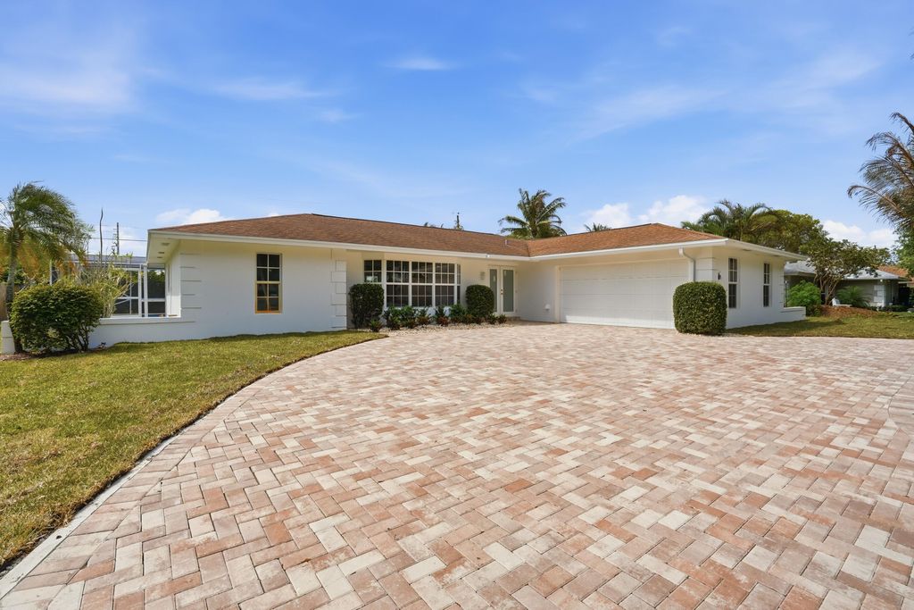 Photo of 359 Country Club Drive, Tequesta, FL 33469 (MLS # B26010959)