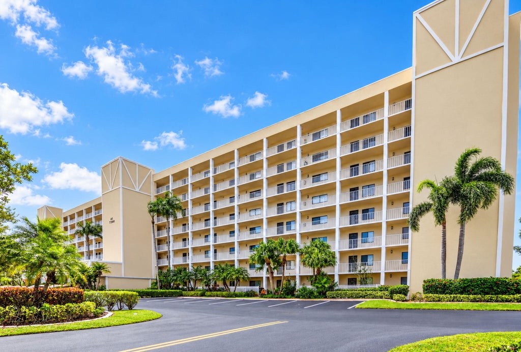 Photo of 7290 KINGHURST Drive #807, Delray Beach, FL 33446 (MLS # B26093270)