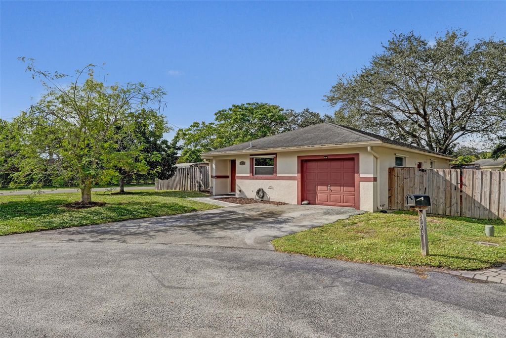 Photo of 1073 SW 119th Avenue, Davie, FL 33325 (MLS # F10540886)