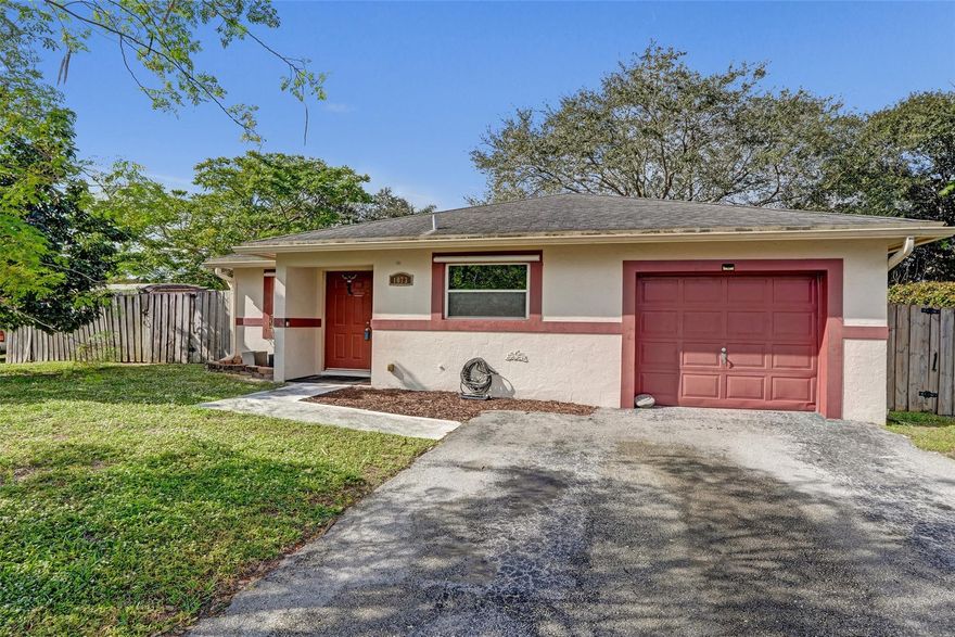 A hidden gem in Davie, large corner lot in quiet cul de sac..room for boat, trailer or camper on side.  Garage is converted to large work room, door still there, easy to convert back, vaulted ceilings, ,eat in kitchen,great schools, extremely quiet location on a dead end street..low HOA, no approval needed, covers landscaping and street lights.
Additional pics to follow
