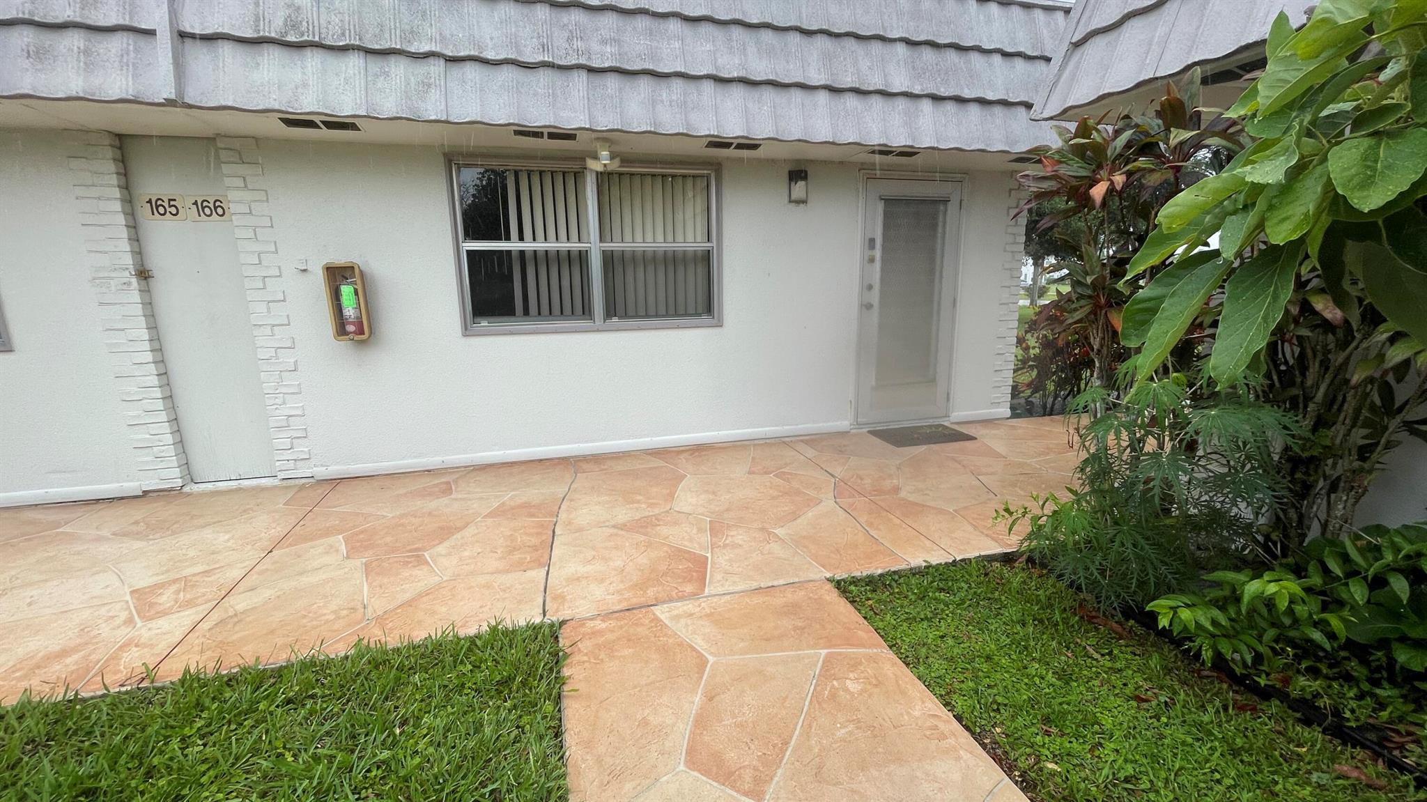 Beautifully renovated 1-bedroom corner villa with serene canal views, featuring an updated kitchen with granite countertops and stainless steel appliances. This condo offers all-tile flooring throughout, 1.5 modern bathrooms, and the convenience of an in-unit washer and dryer. Please note: THIS UNIT DOES NOT HAVE A PATIO BUT ONE WILL BE ADDED SOON.Enjoy resort-style living in the vibrant 55+ community of Kings Point, where amenities abound--including a lively clubhouse, indoor and outdoor pools, tennis courts, live entertainment, clubs, and convenient bus service.