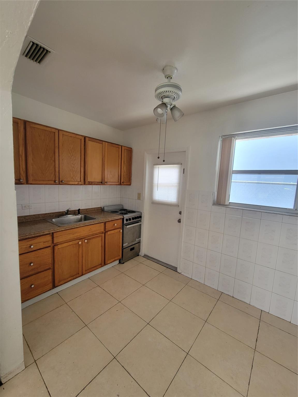Hollywood 1-21 B - Residential Lease