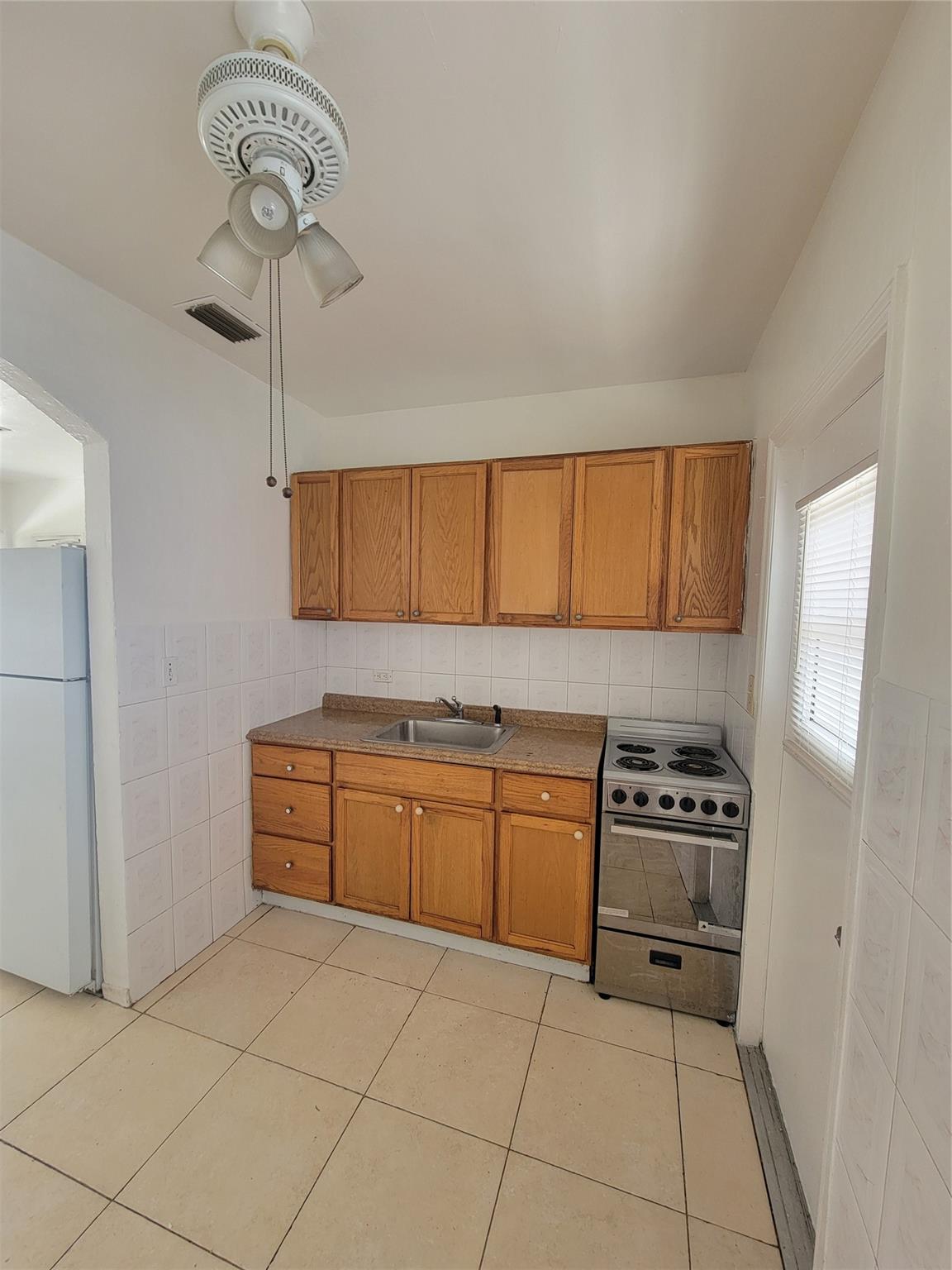 Hollywood 1-21 B - Residential Lease