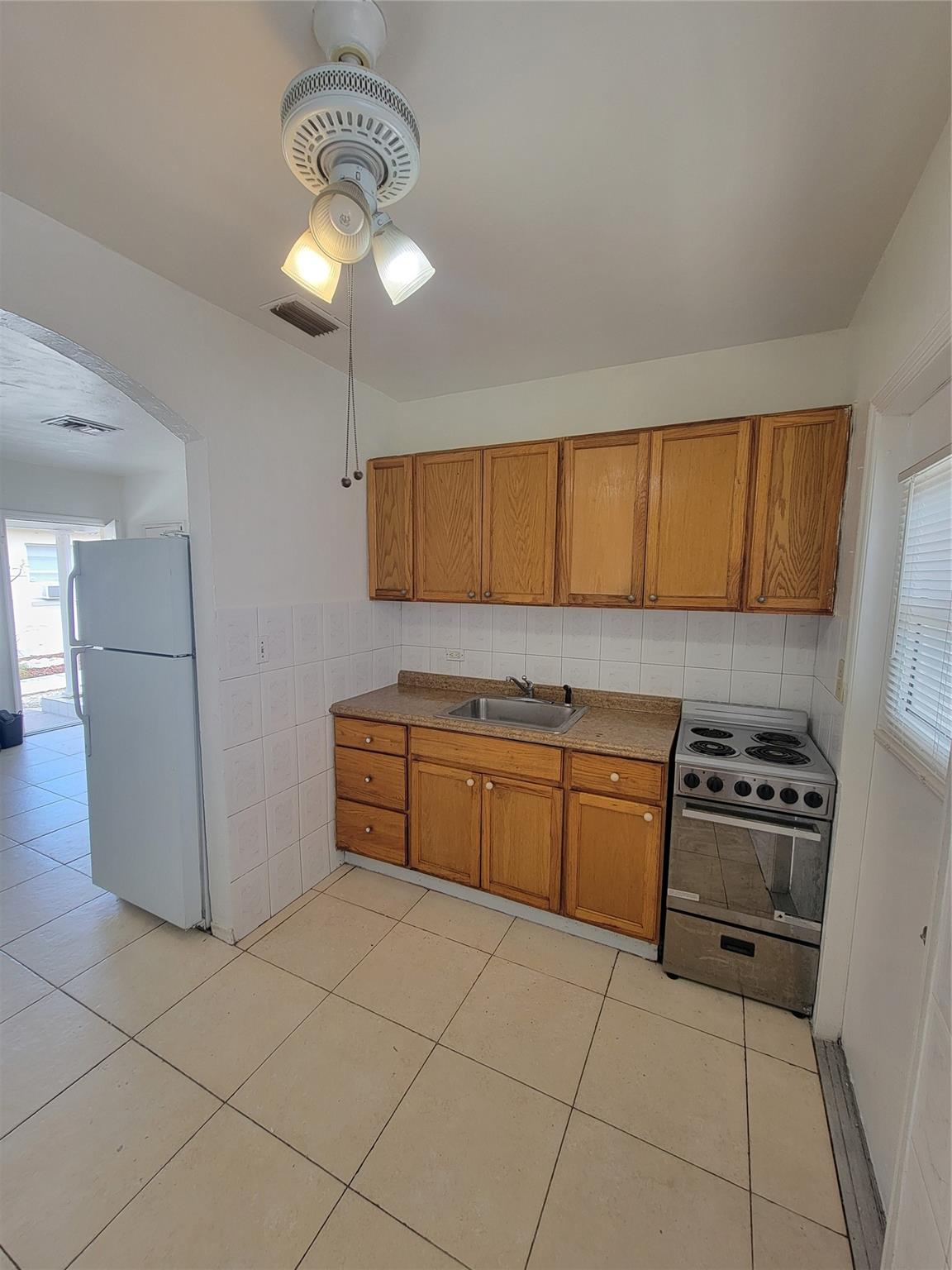 Hollywood 1-21 B - Residential Lease