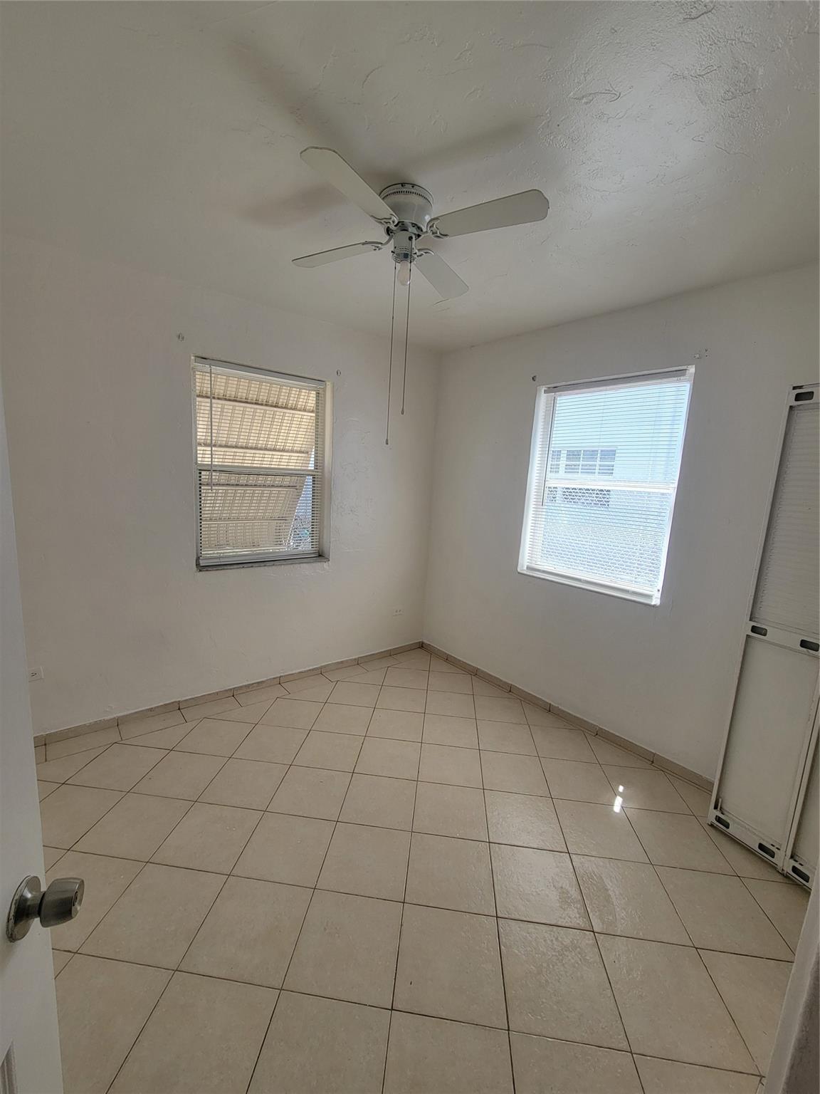 Hollywood 1-21 B - Residential Lease