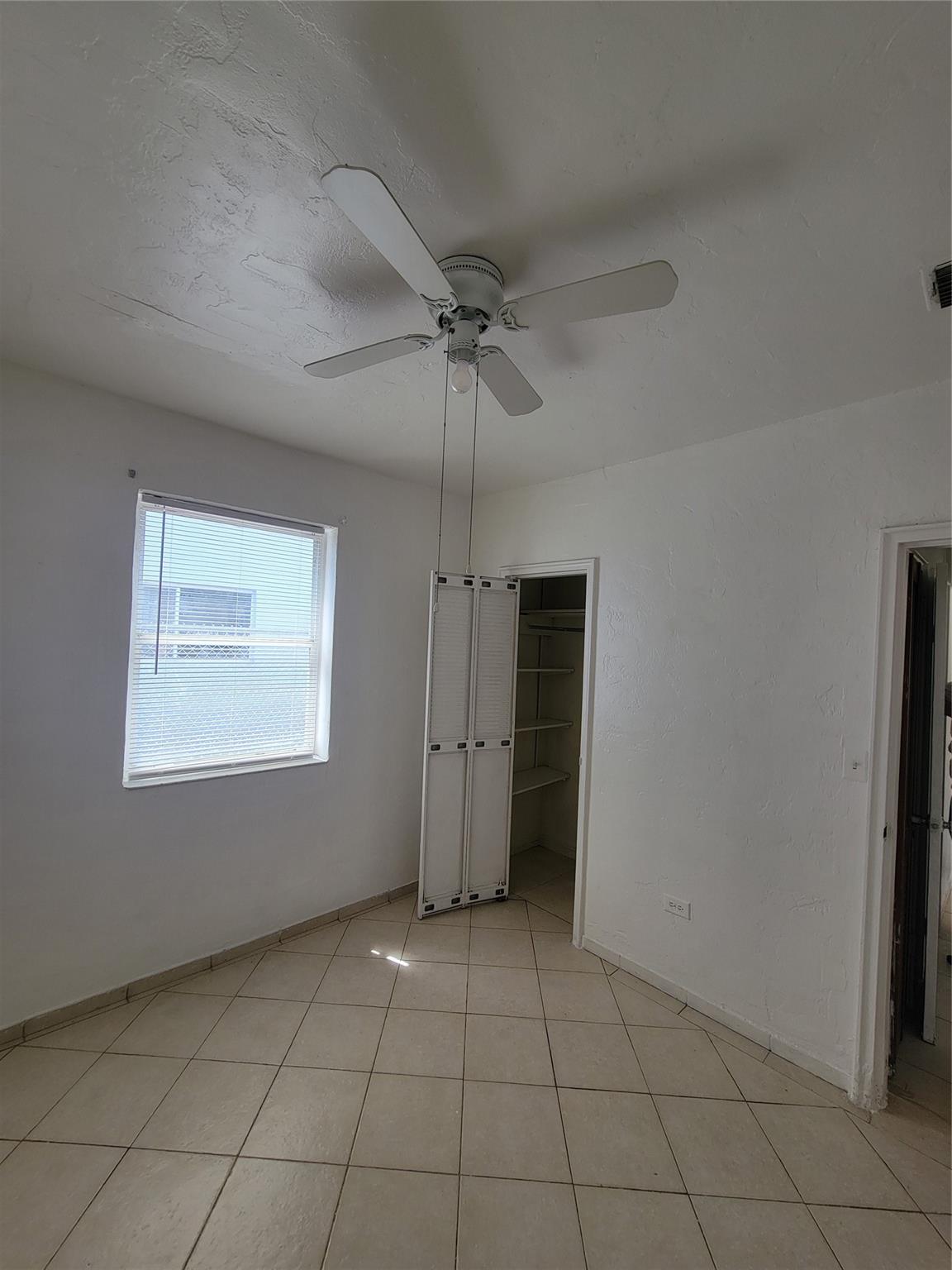 Hollywood 1-21 B - Residential Lease