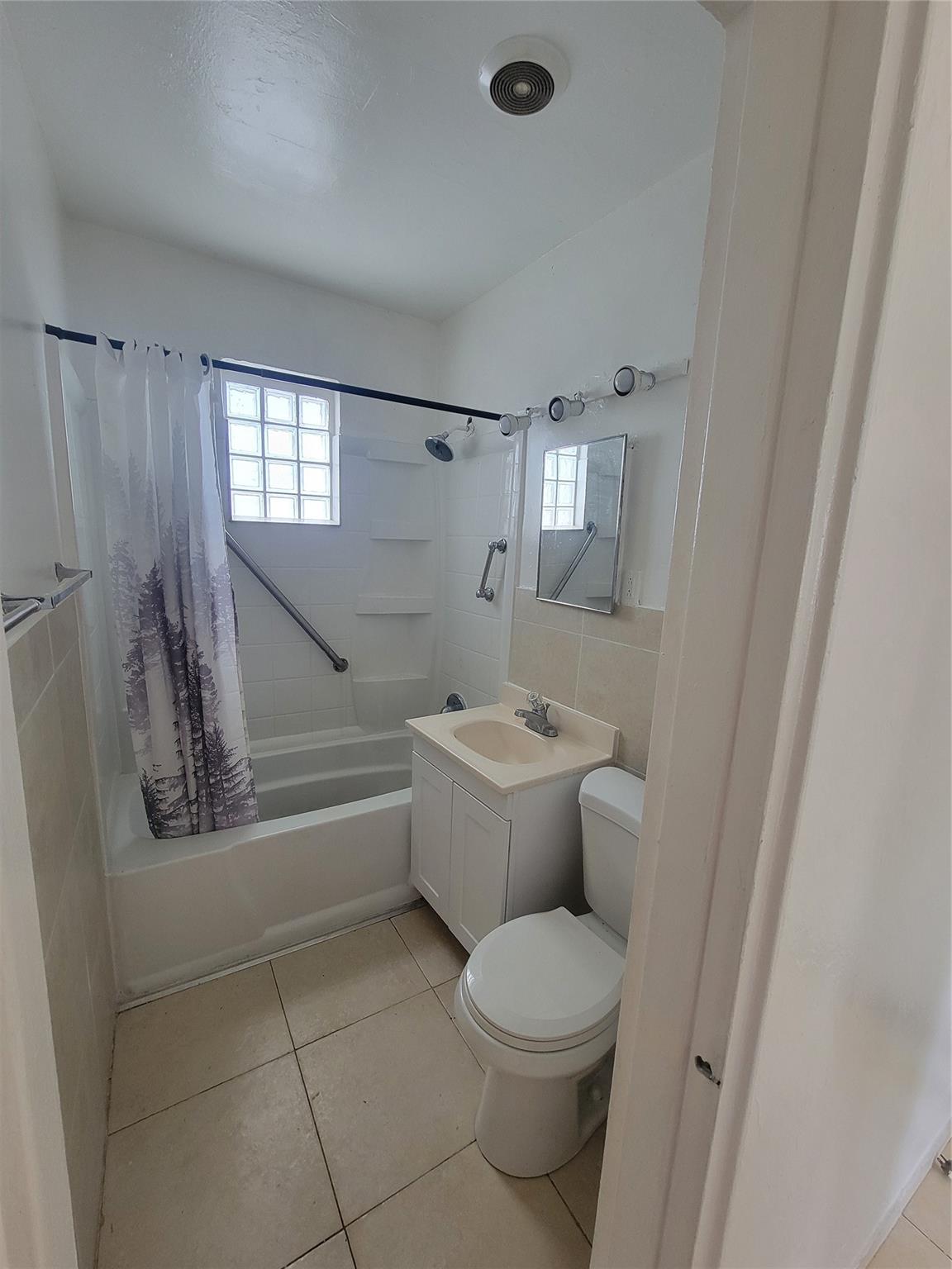 Hollywood 1-21 B - Residential Lease