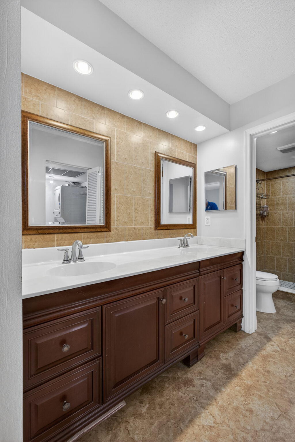 LORI-LYNN CONDO - Residential
