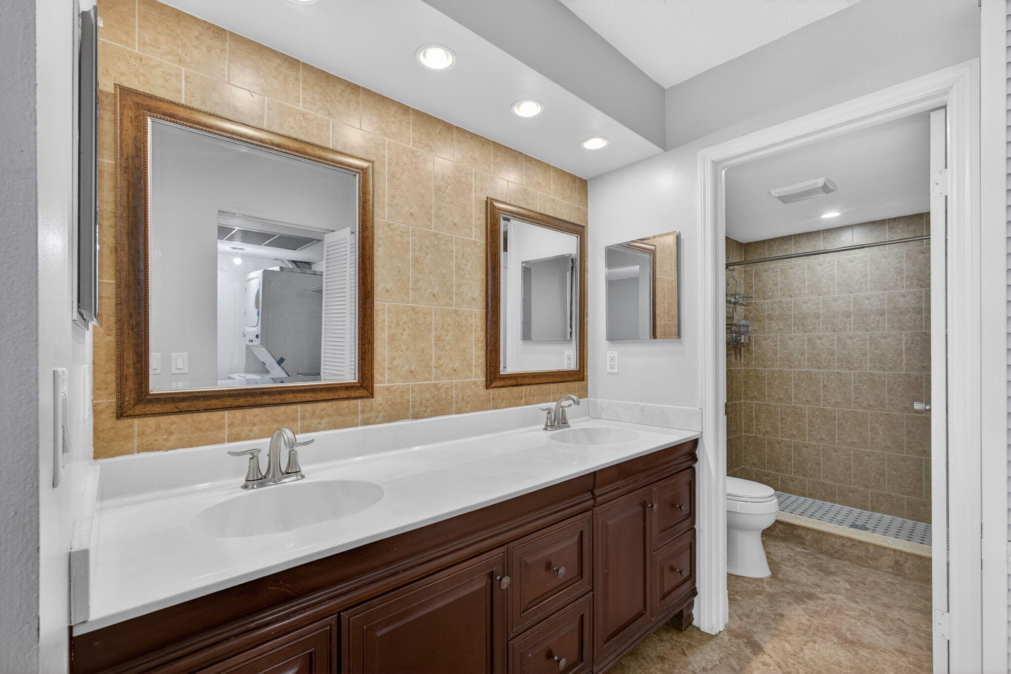 LORI-LYNN CONDO - Residential