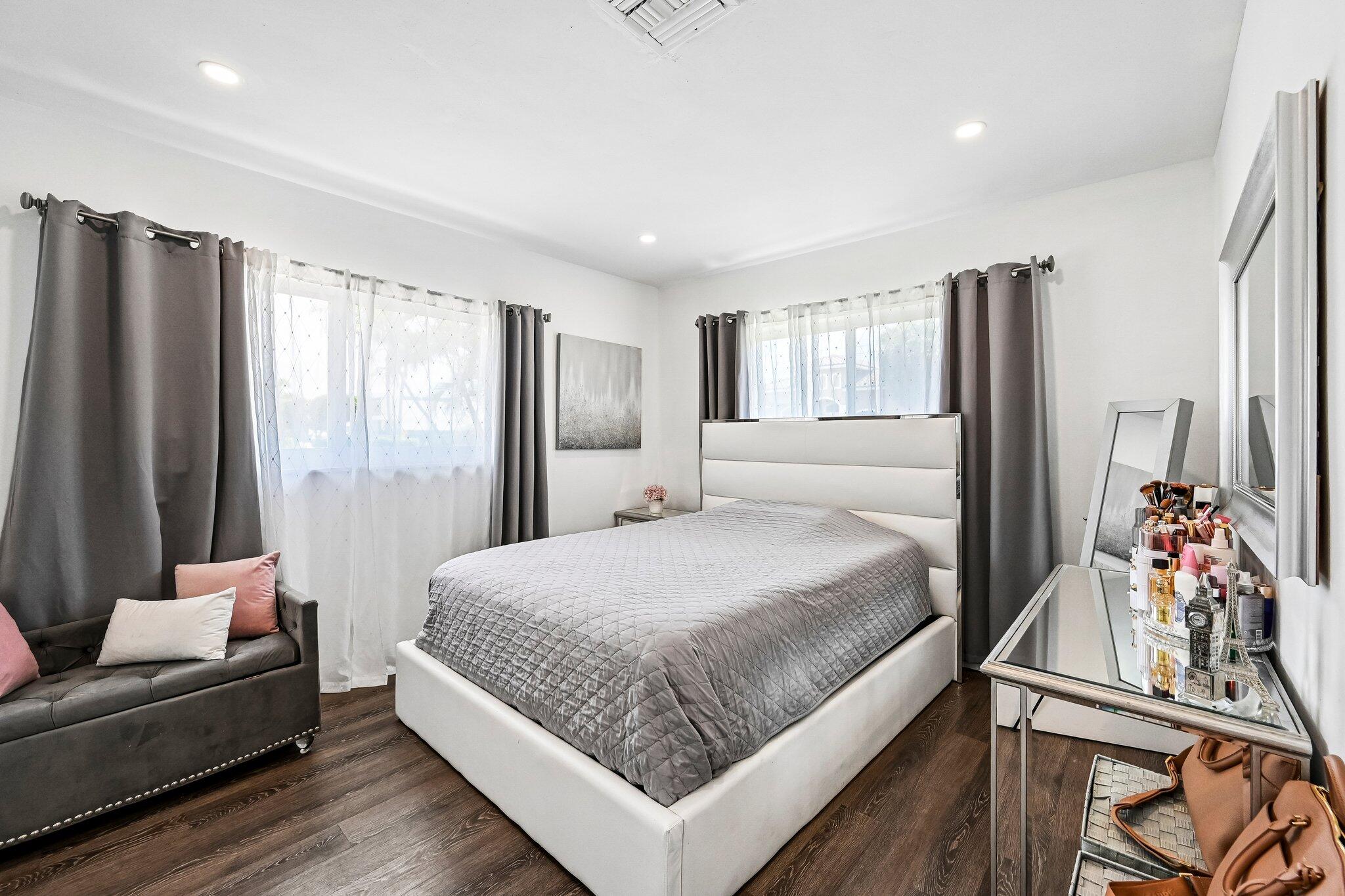 VENETIAN ISLES 2ND SEC - Residential