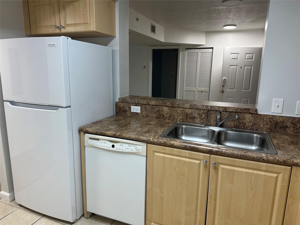 SHERIDAN BEACH CLUB - Residential