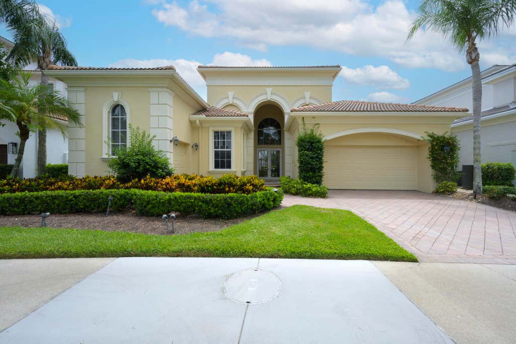 Photo of 118 MONTE CARLO Drive, Palm Beach Gardens, FL 33418 (MLS # B26063500)