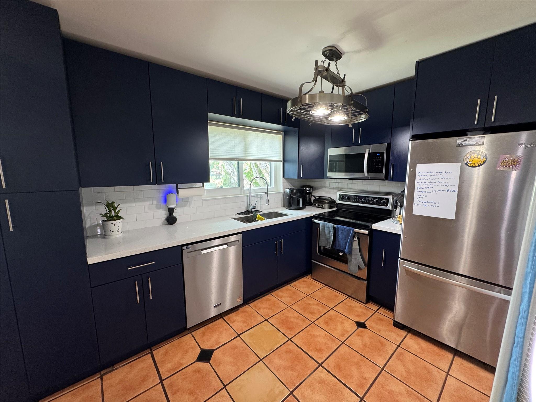 718 SW 88th Ter, Plantation, FL, 33324/$495,000 2 718 SW 88th Ter