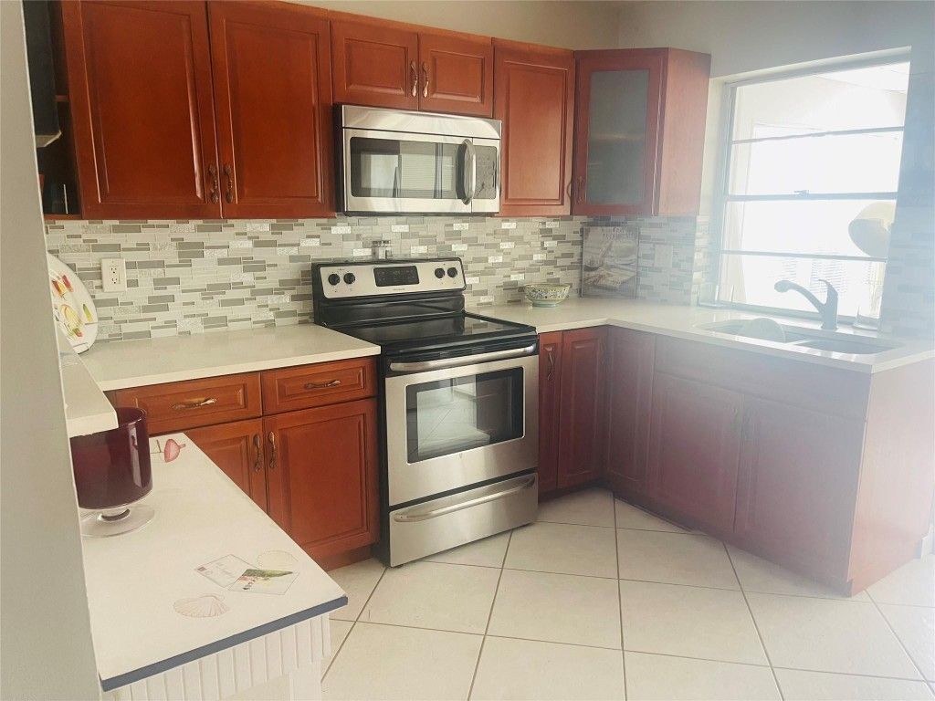 Photo of 205 SW 13 Street, Boynton Beach, FL 33426 (MLS # F10459191)