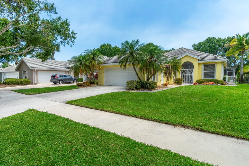 Photo of 7533 SE Autumn Lane, Hobe Sound, FL 33455 (MLS # B26041383)