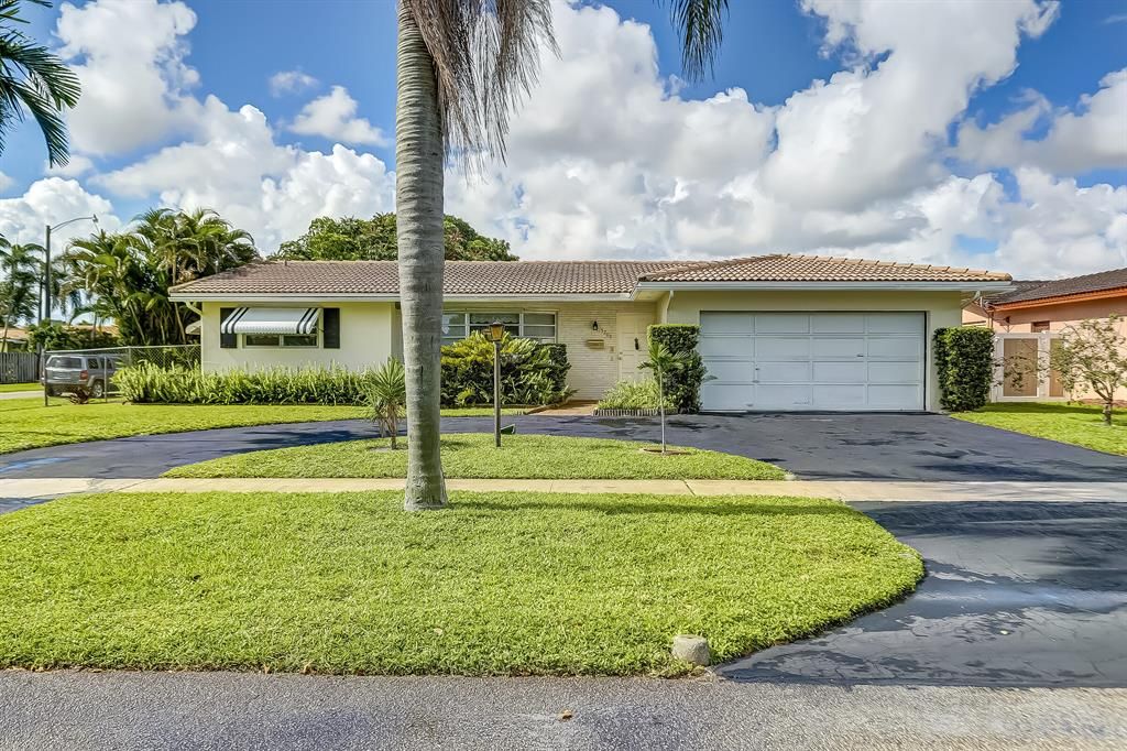 Photo of 5200 Garfield Street, Hollywood, FL 33021 (MLS # R10731921)
