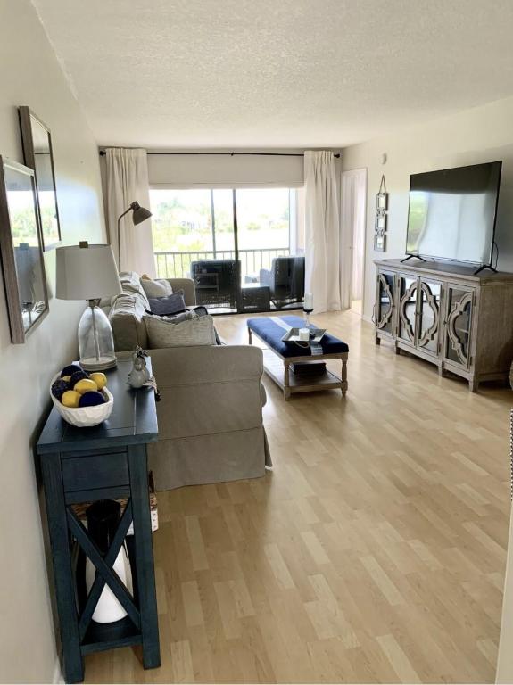 BRIARWOOD CONDO - Residential