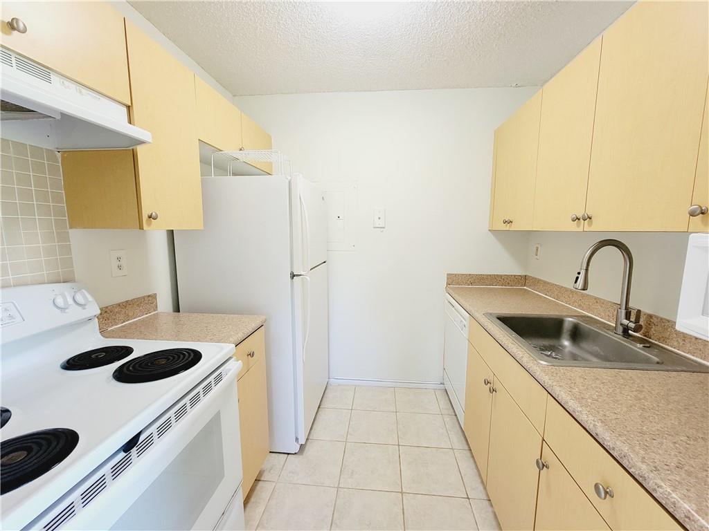 Come enjoy this 1 bedroom, 1 bathroom apartment in the beautifully groomed St. Andrews condo complex. The property is freshly painted, with laminate and tile flooring. Very spacious and full of light. Freshly painted. located to major highways, PBI Airport, shops, and GREAT schools. The community has a clubhouse and pool! *VACANT AND EASY TO SHOW*
