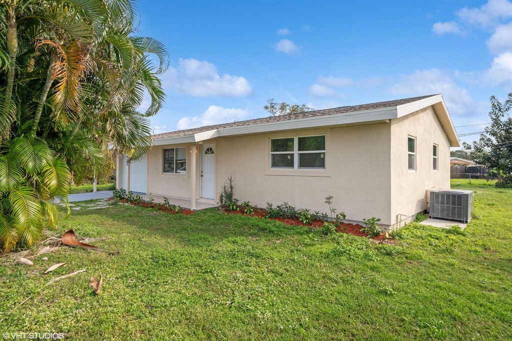 Photo of 762 SE Prima Vista Boulevard, Port Saint Lucie, FL 34952 (MLS # R10988228)