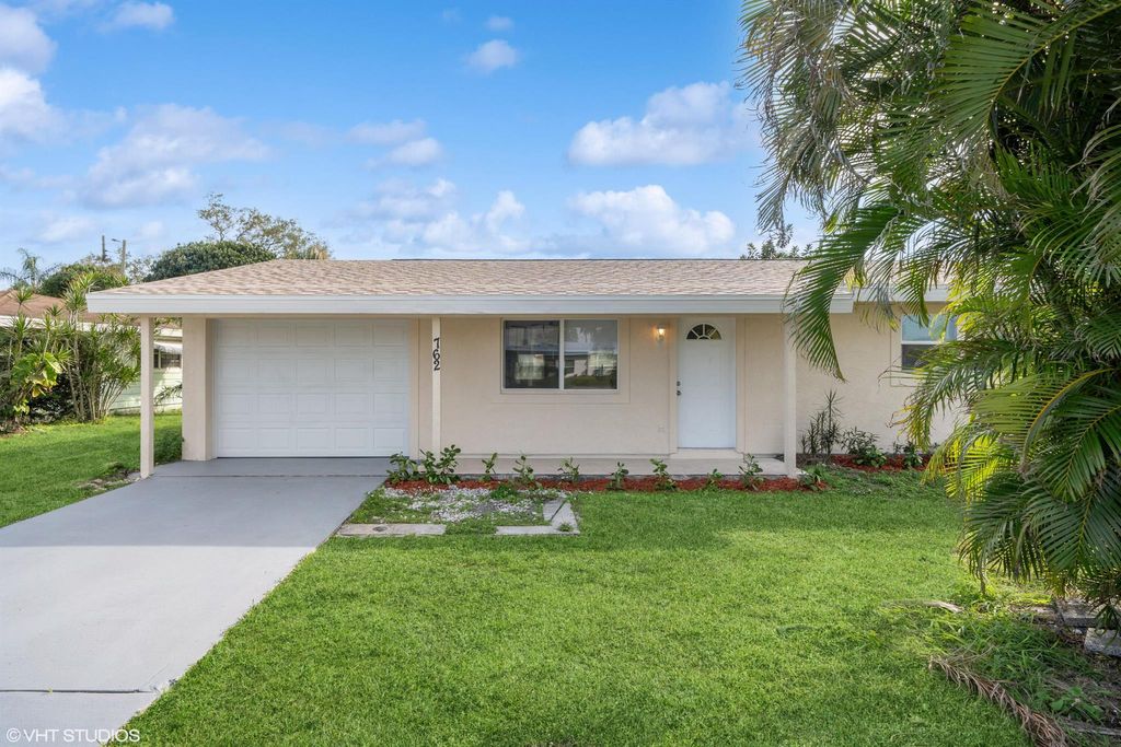 Photo of 762 SE Prima Vista Boulevard, Port Saint Lucie, FL 34952 (MLS # R10988228)