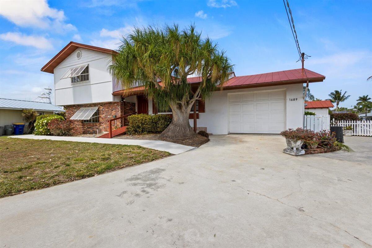 1689 SW Coxswain Place